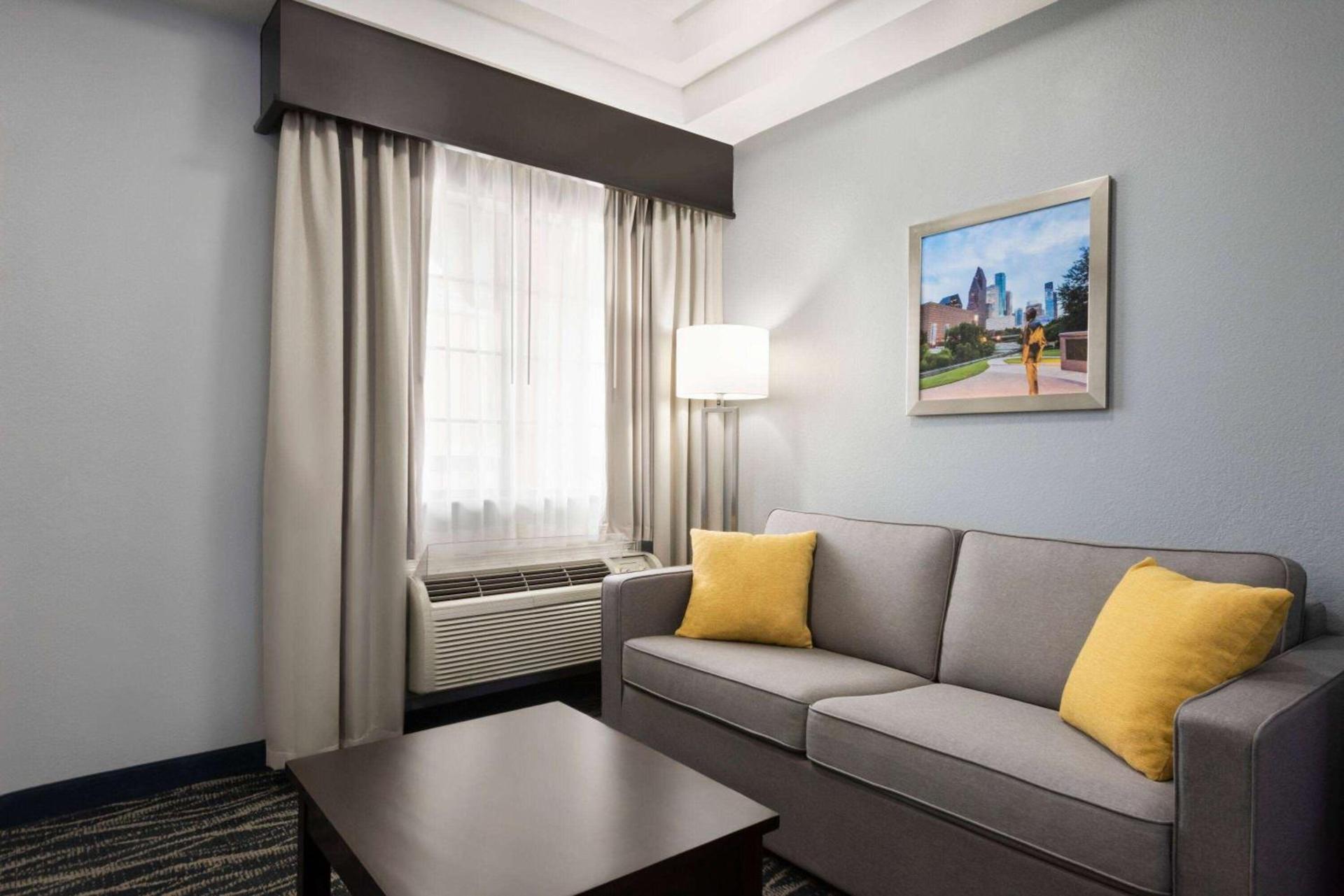 Days Inn & Suites by Wyndham Houston Hobby Airport photo 18