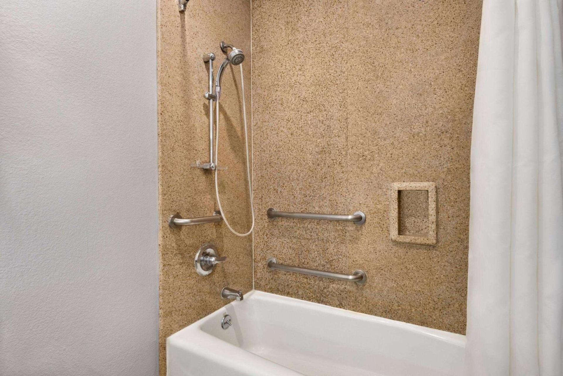 Days Inn & Suites by Wyndham Houston Hobby Airport photo 19