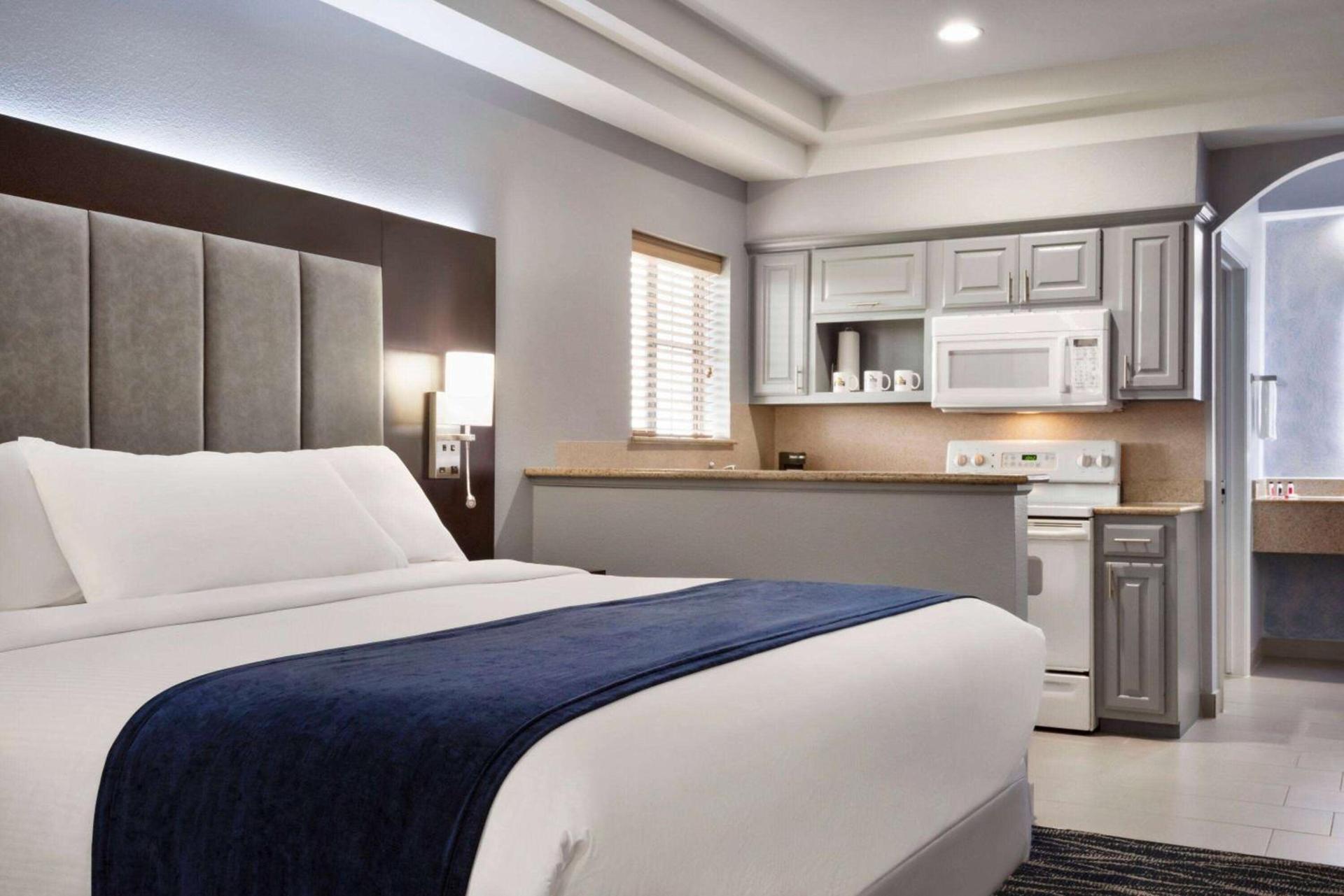 Days Inn & Suites by Wyndham Houston Hobby Airport photo 27