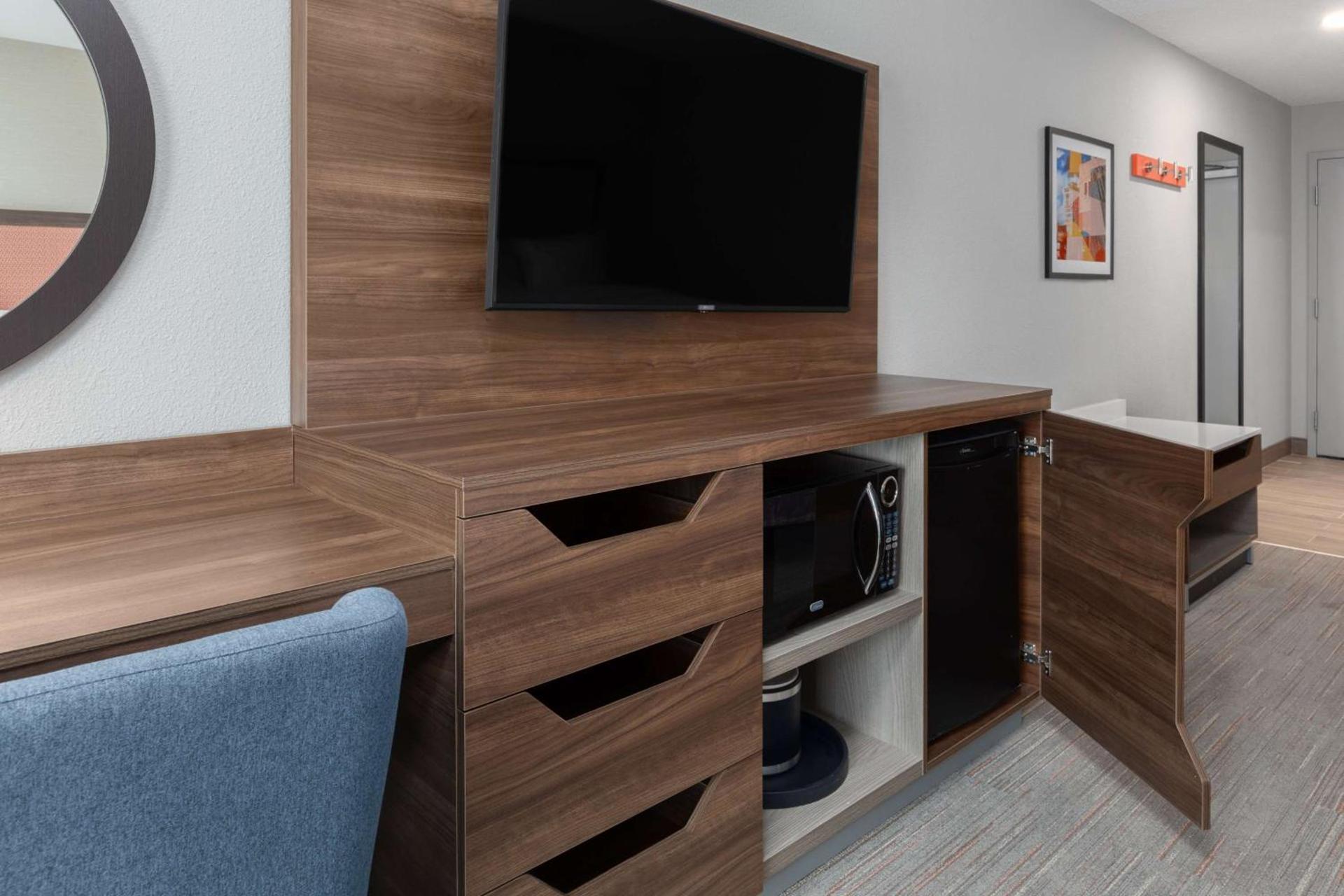 Hampton Inn & Suites Saginaw photo 43