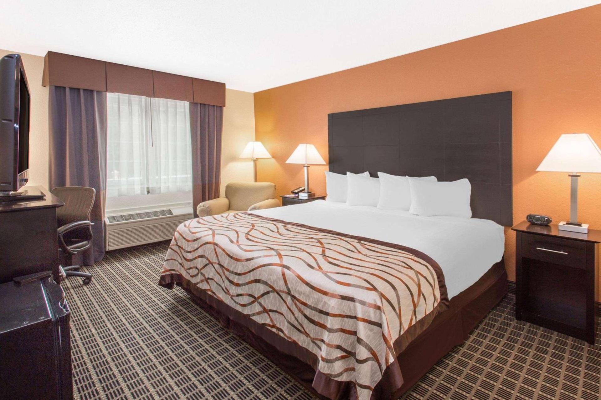 Baymont by Wyndham Muskegon photo 5