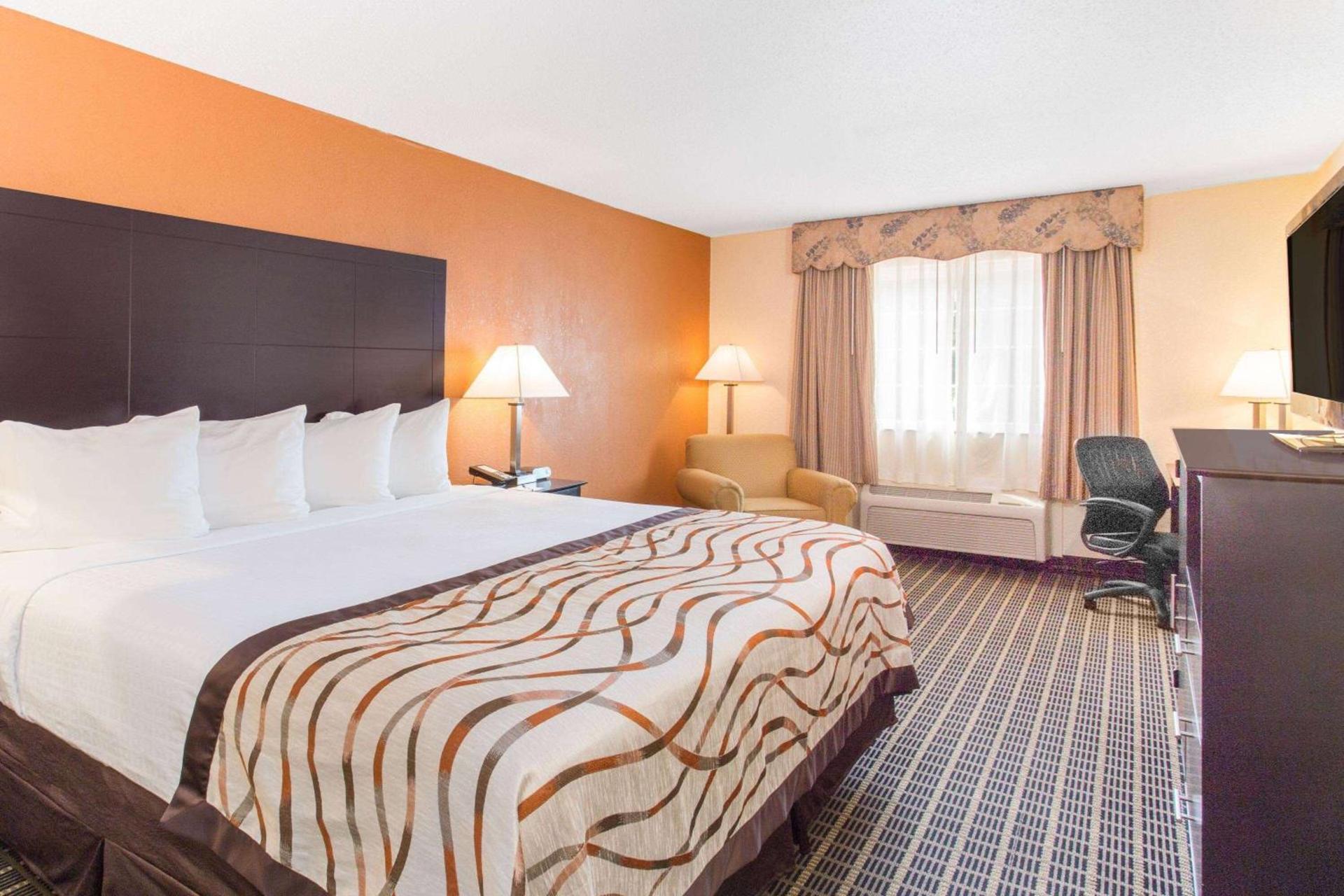 Baymont by Wyndham Muskegon photo 6