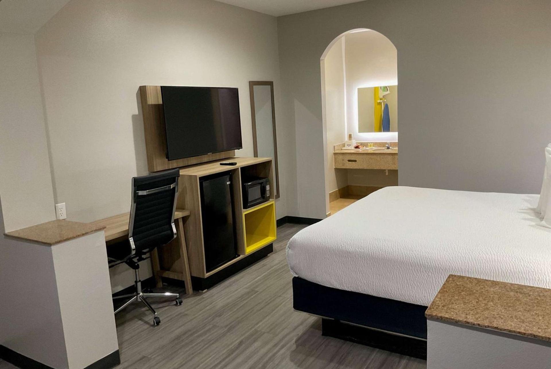Days Inn by Wyndham Humble/Houston Intercontinental Airport photo 28