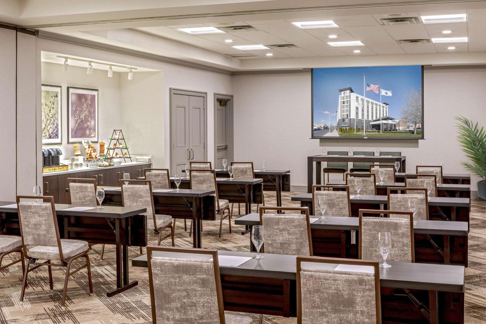 DoubleTree by Hilton Boston Logan Airport Chelsea photo 29