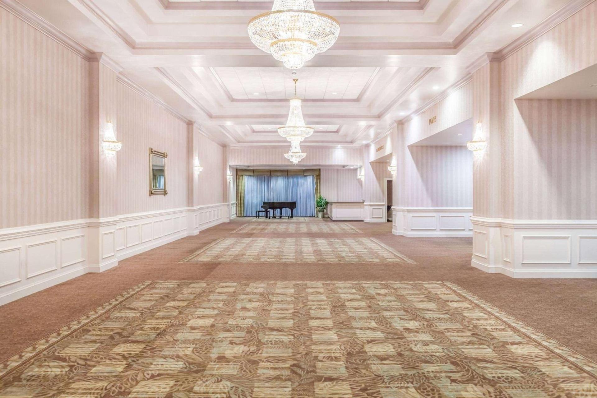 Wyndham Virginia Beach Oceanfront photo 34