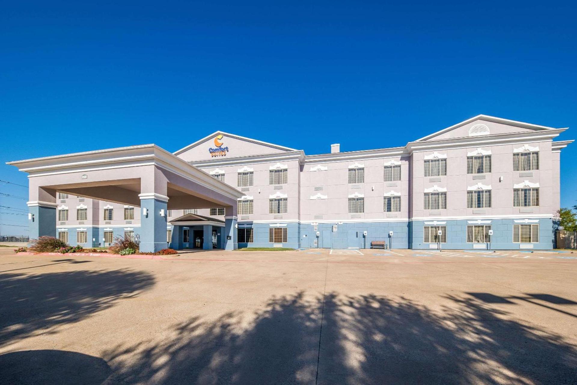 Comfort Suites Roanoke - Fort Worth North photo 1
