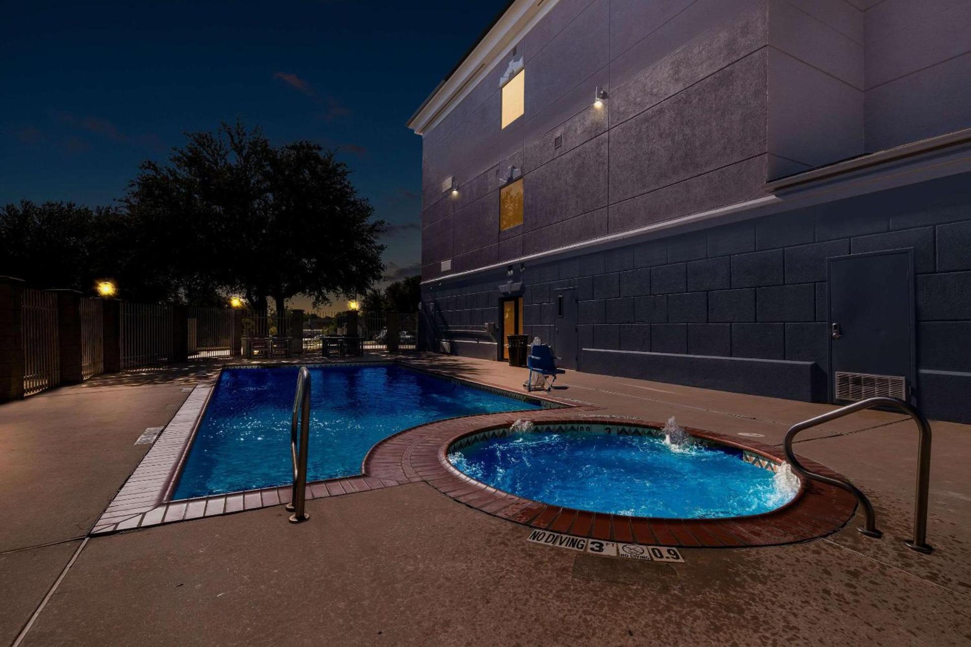 Comfort Suites Roanoke - Fort Worth North photo 12