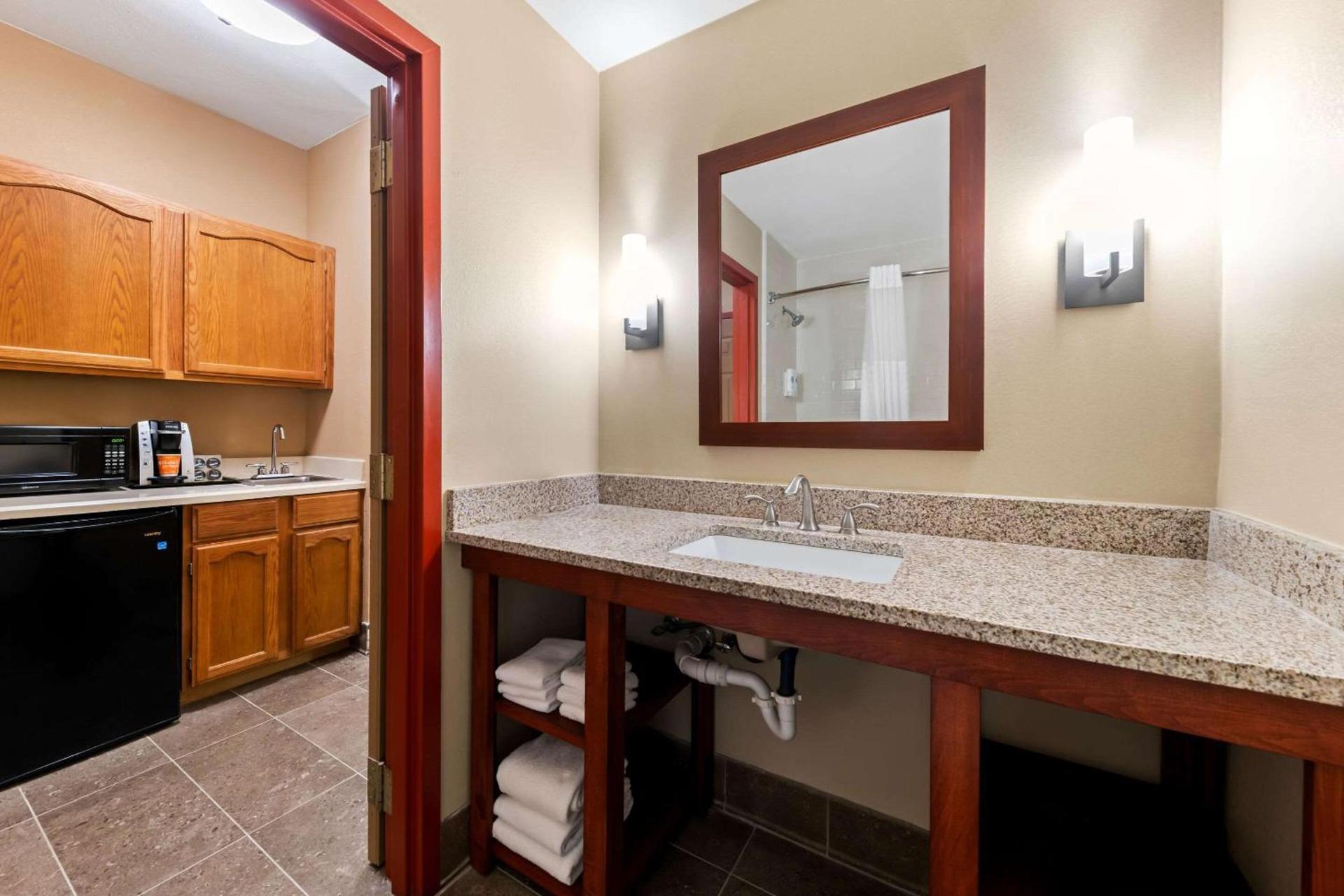 Comfort Suites Roanoke - Fort Worth North photo 19