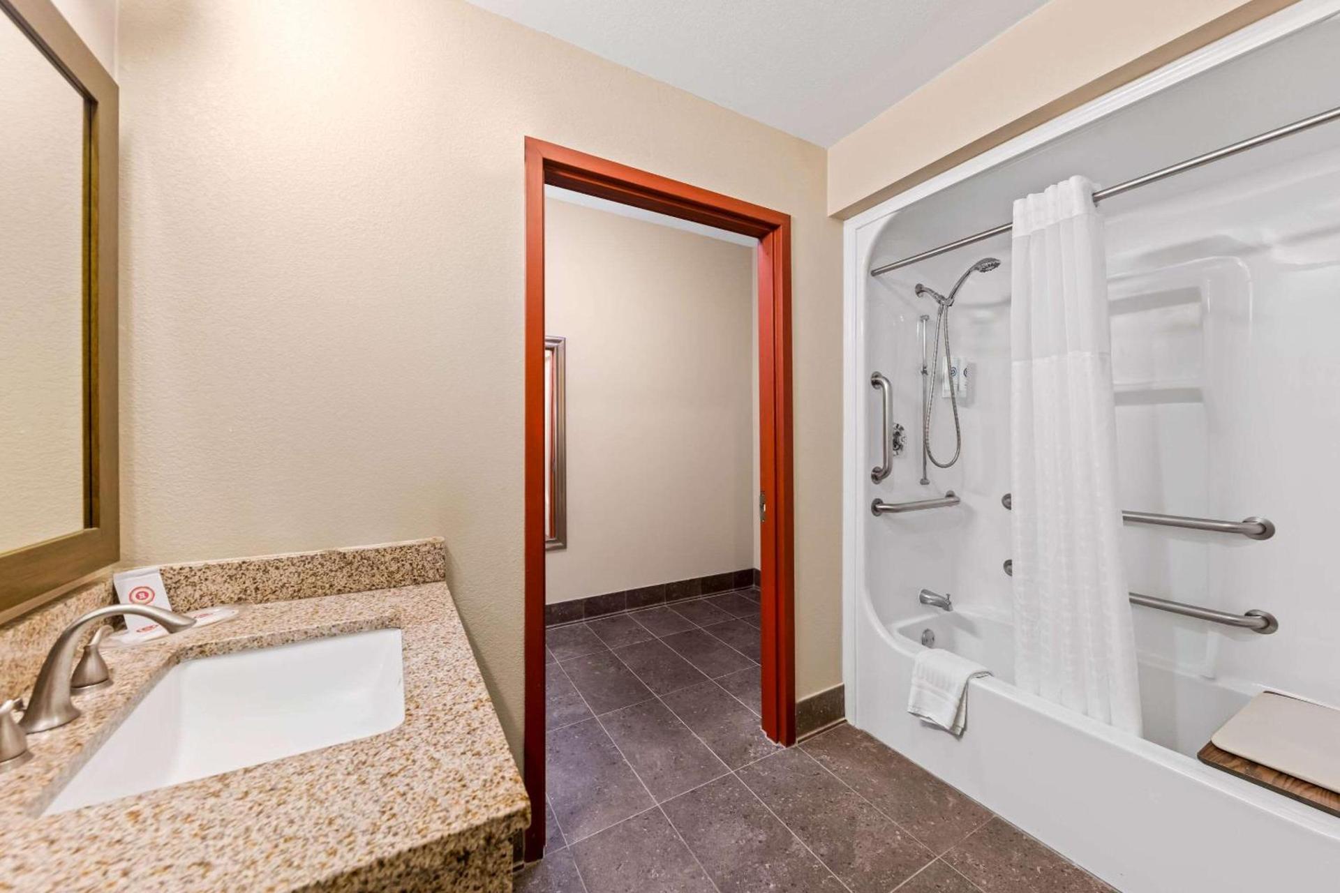 Comfort Suites Roanoke - Fort Worth North photo 23