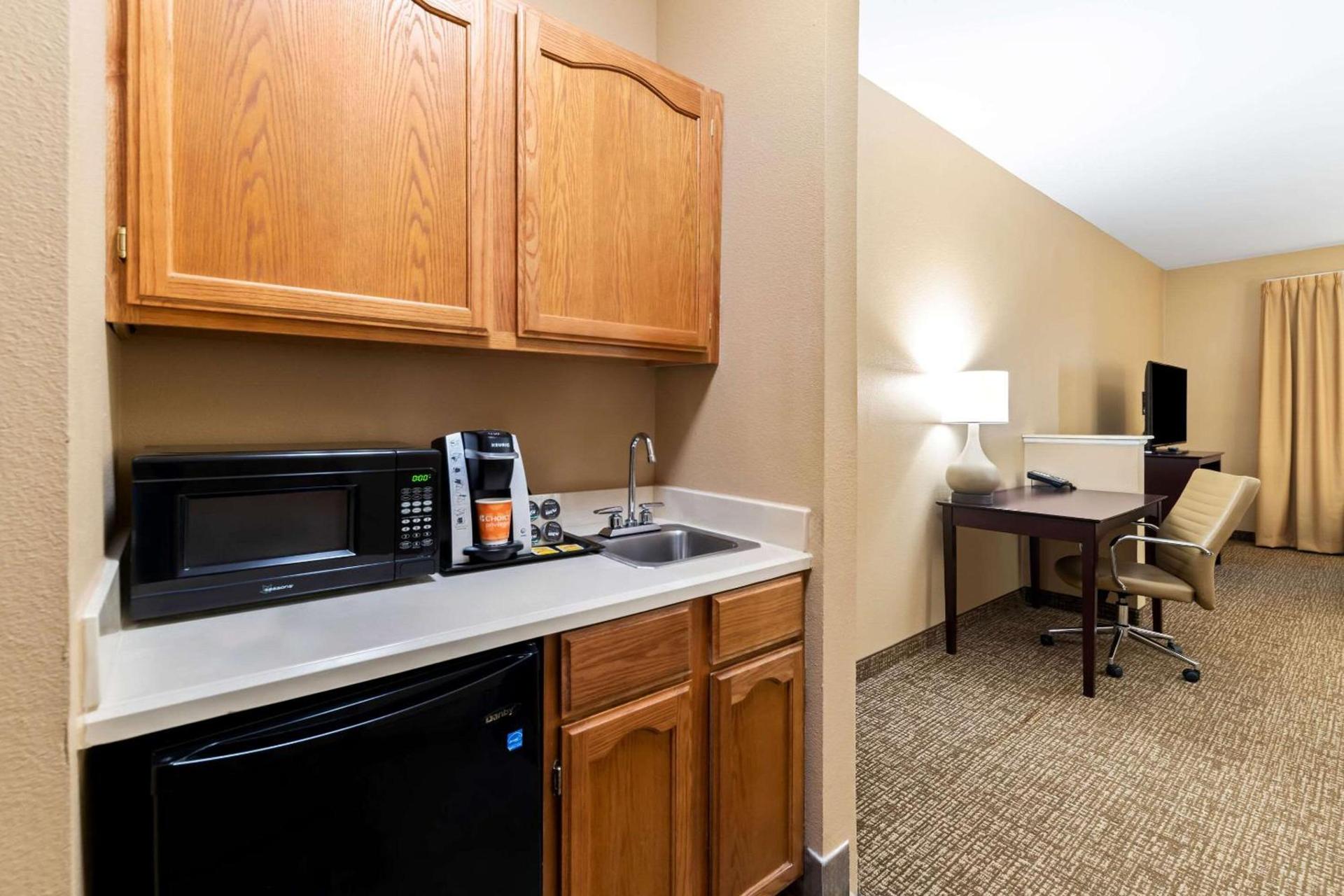 Comfort Suites Roanoke - Fort Worth North photo 24