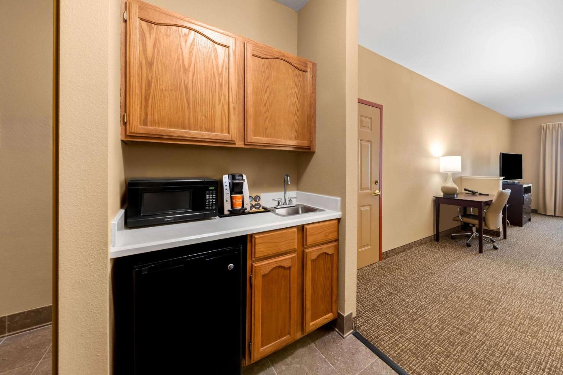 Comfort Suites Roanoke - Fort Worth North photo 27