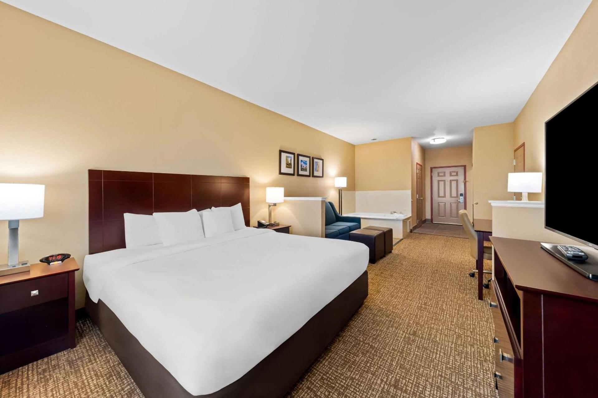Comfort Suites Roanoke - Fort Worth North photo 29