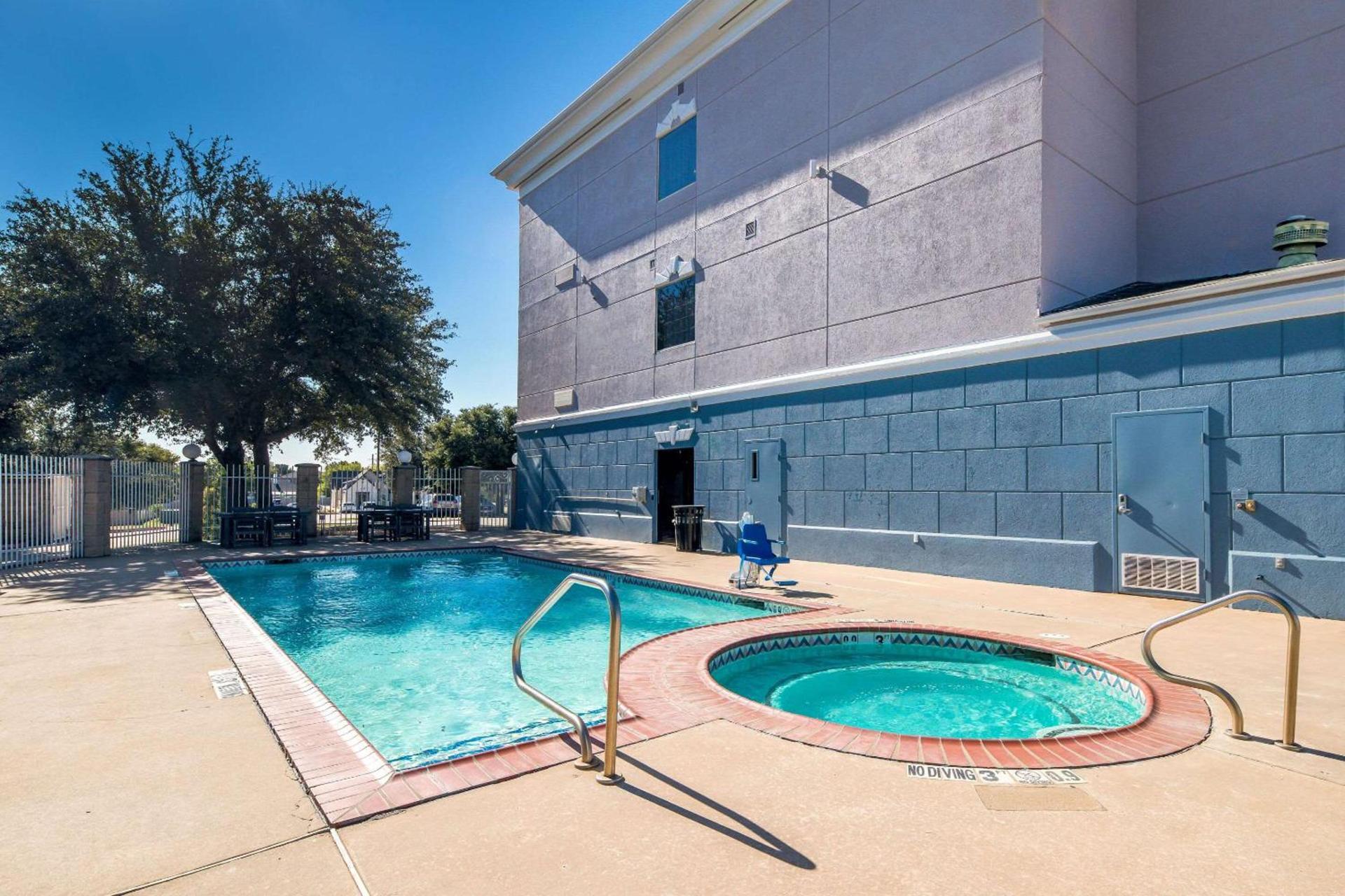 Comfort Suites Roanoke - Fort Worth North photo 33