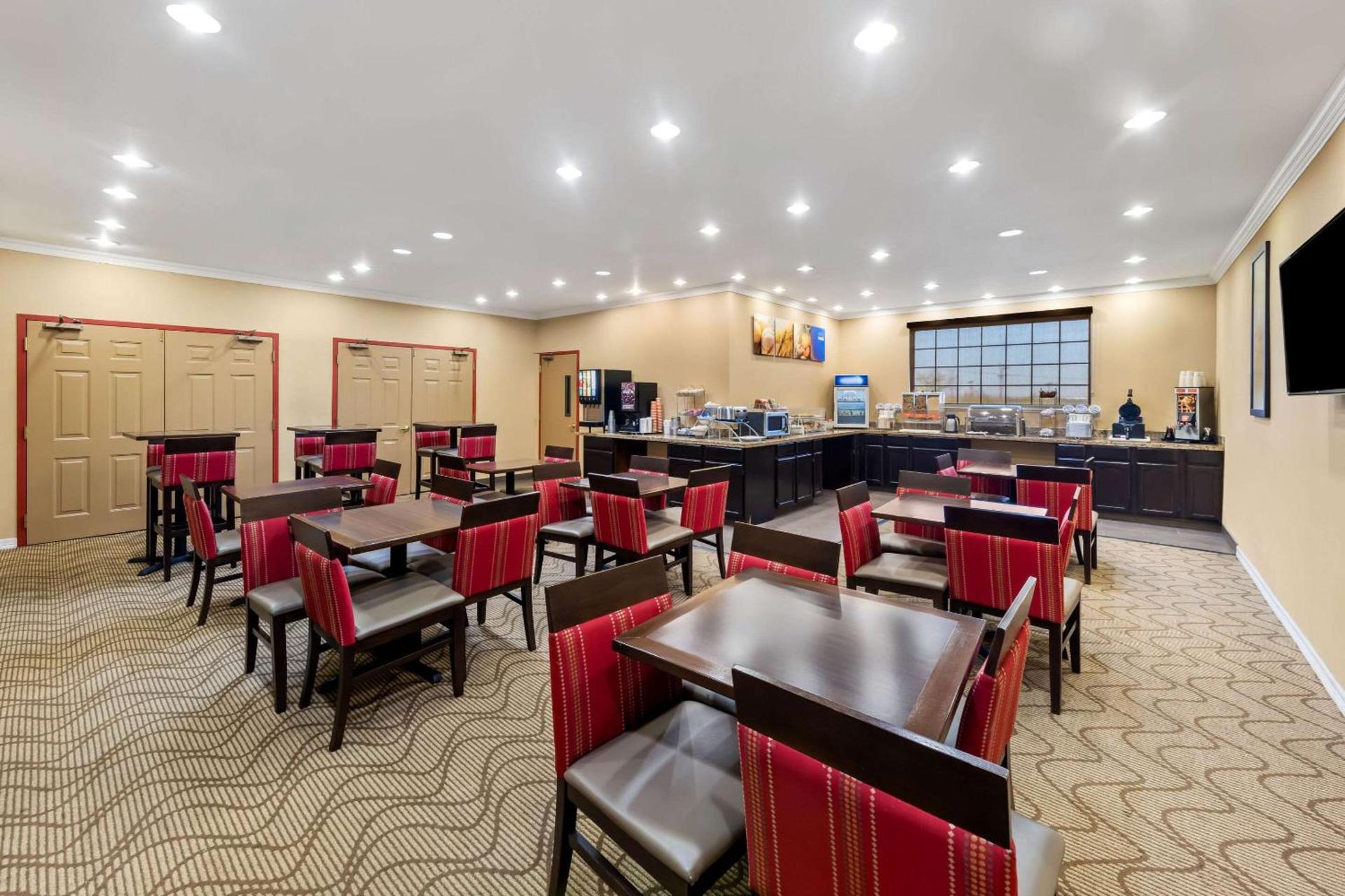 Comfort Suites Roanoke - Fort Worth North photo 37