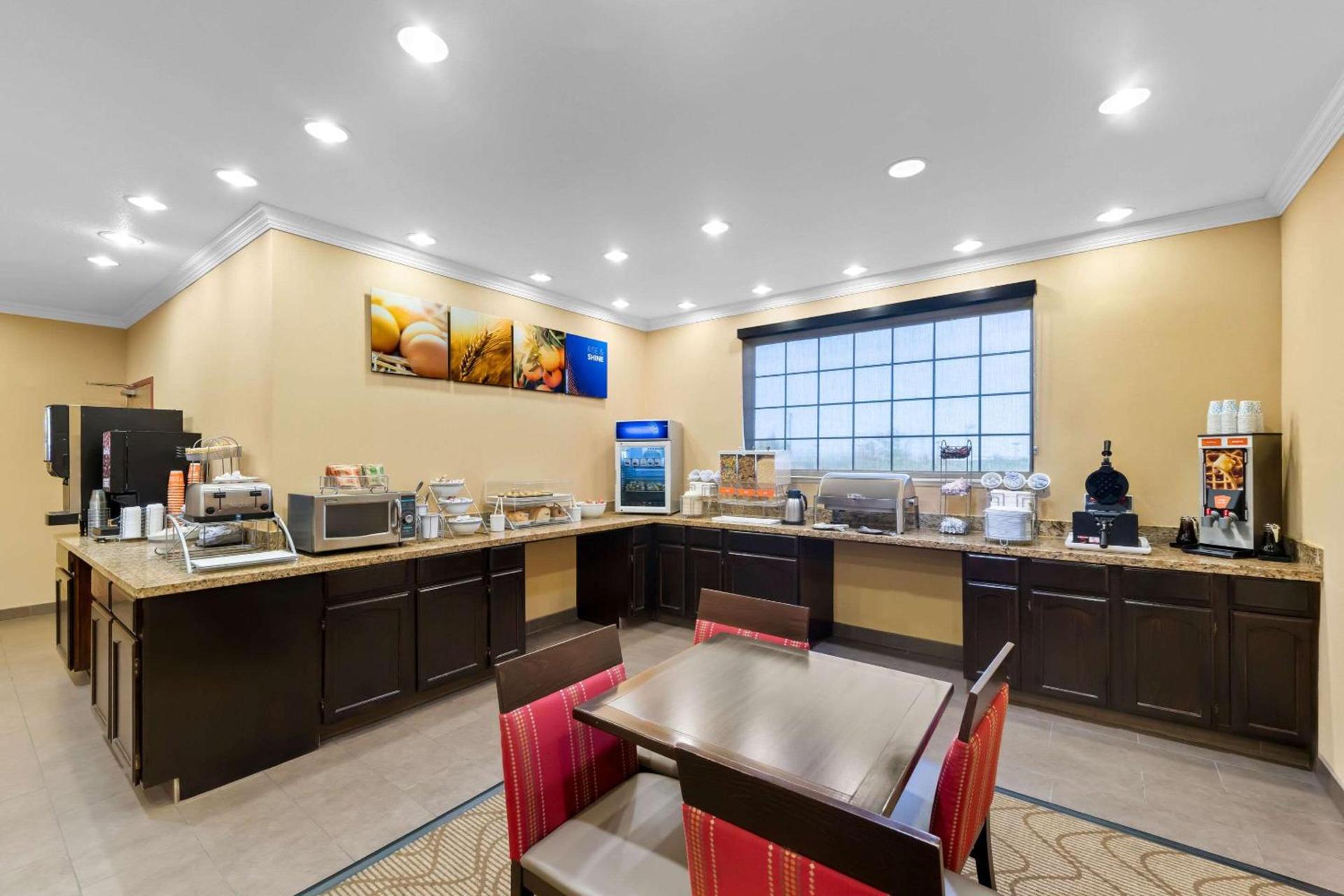Comfort Suites Roanoke - Fort Worth North photo 38