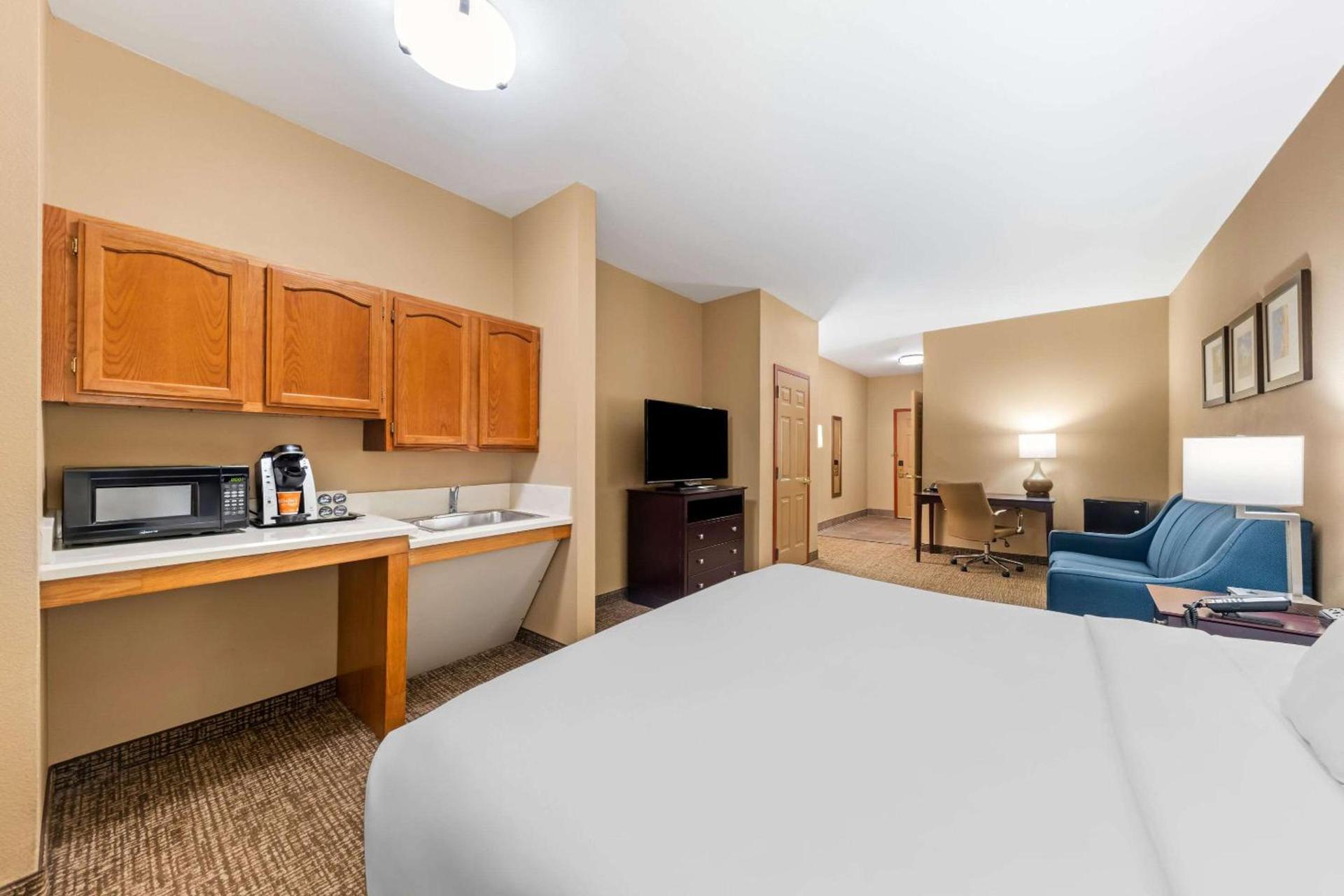 Comfort Suites Roanoke - Fort Worth North photo 21