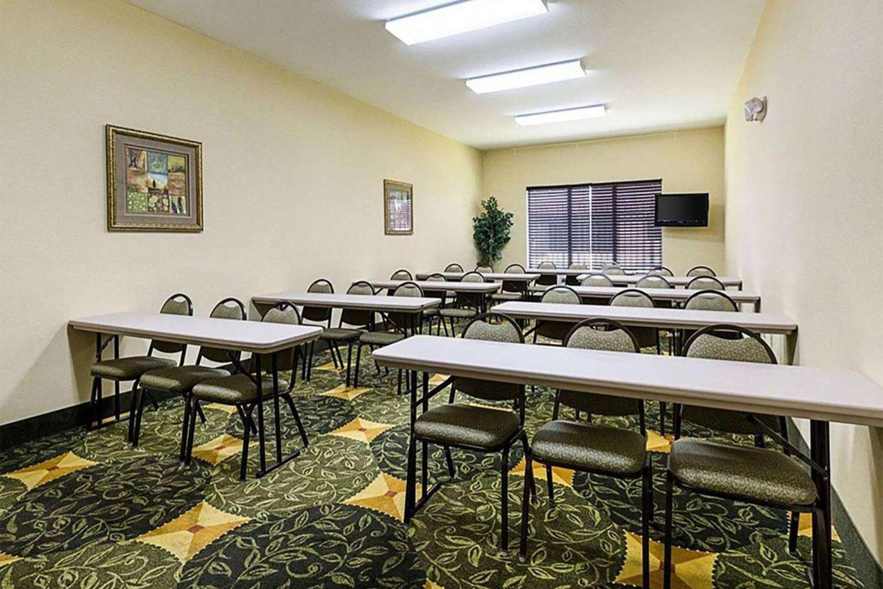Days Inn & Suites by Wyndham Houston / West Energy Corridor photo 18