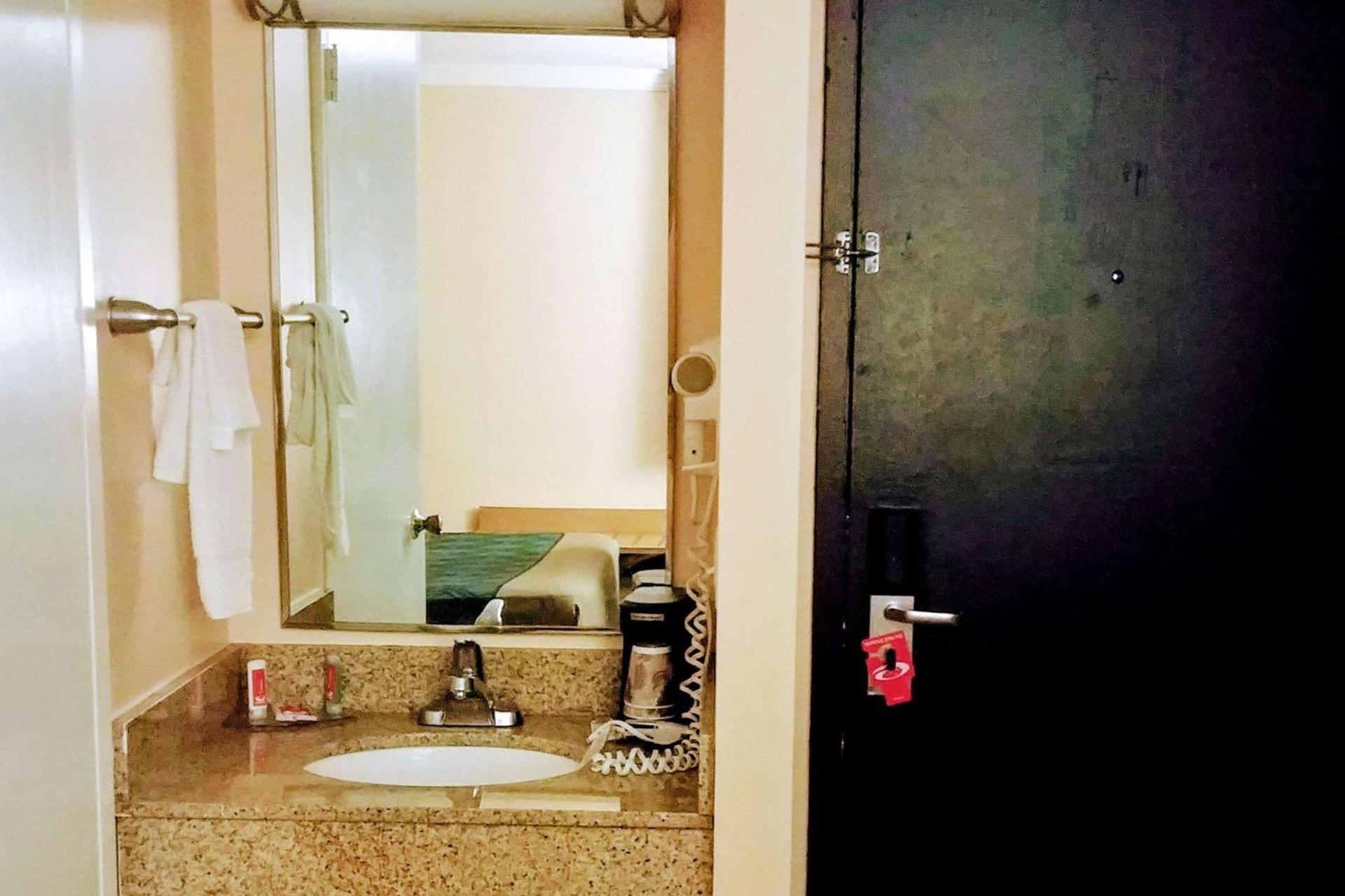 Econo Lodge Milldale - Southington photo 28