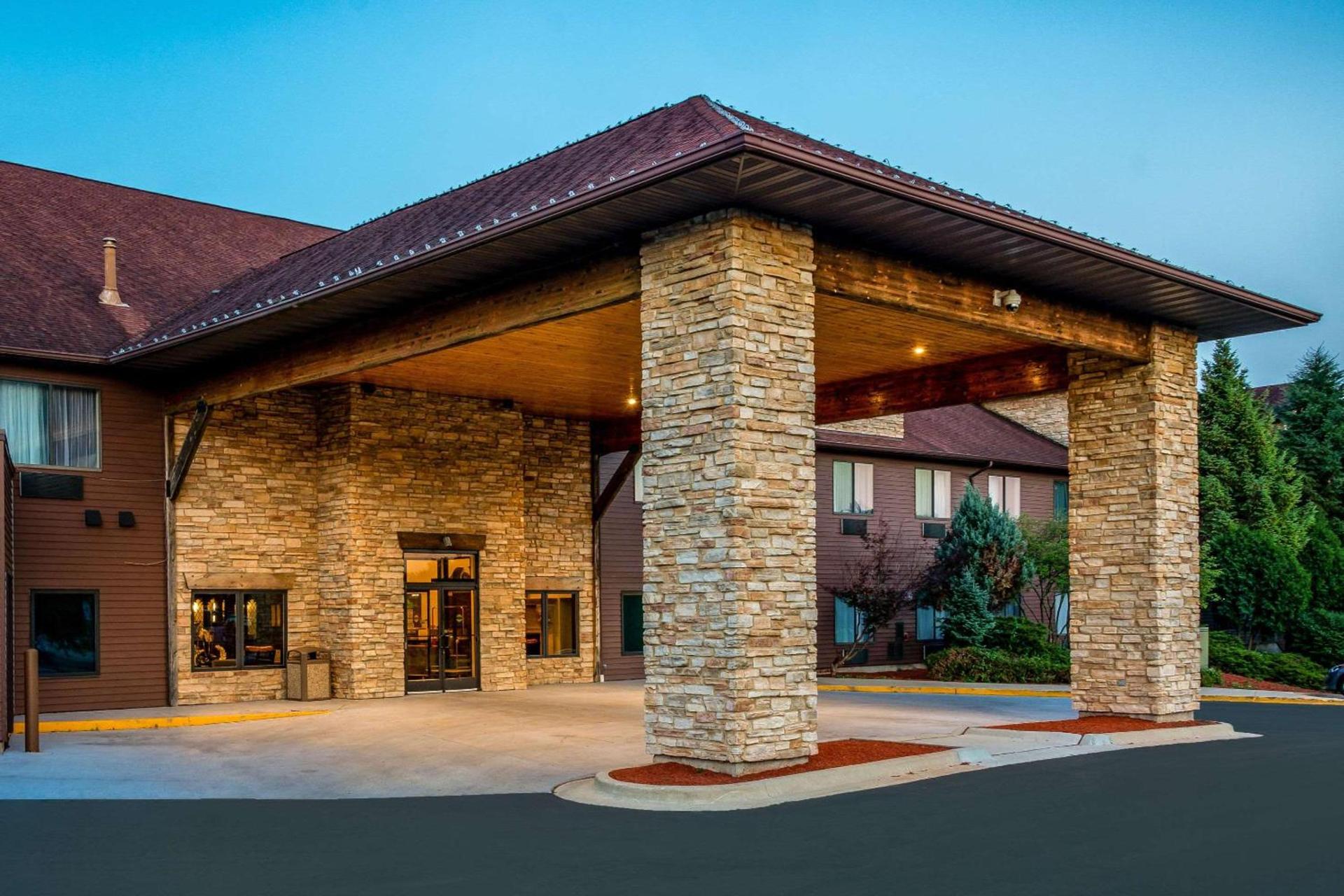 Riverview Inn & Suites, an Ascend Collection Hotel — hotel in Rockford