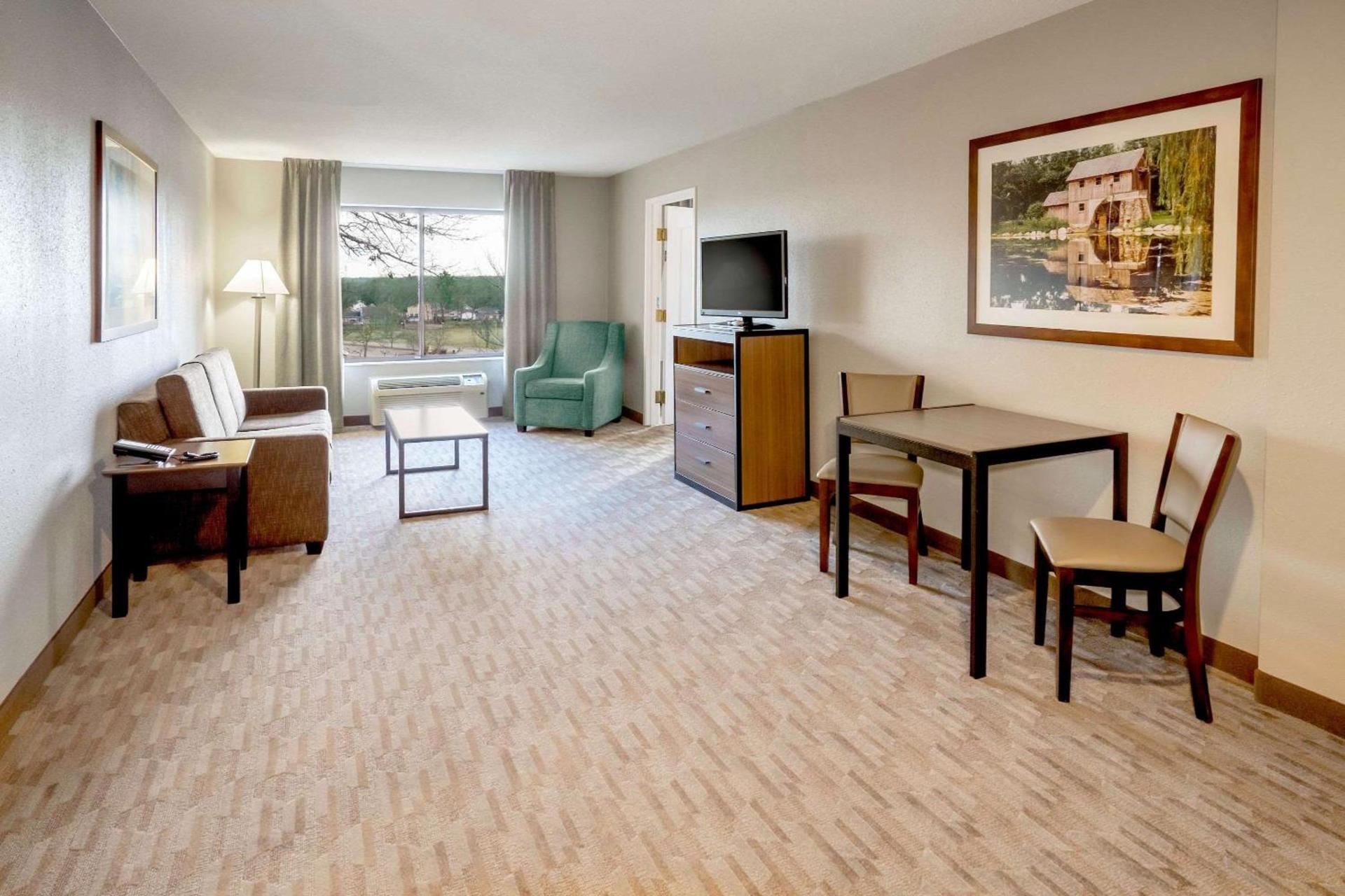 Riverview Inn & Suites, an Ascend Collection Hotel photo 15