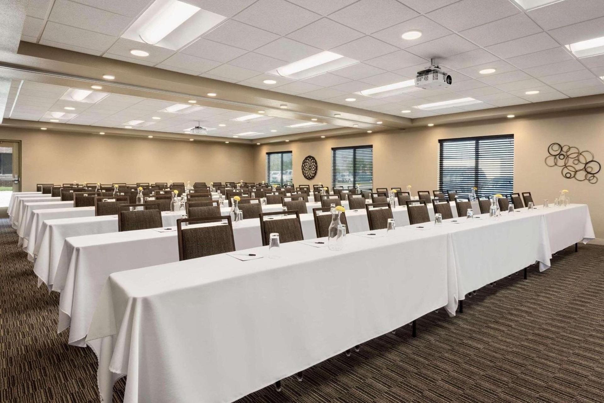 Country Inn & Suites by Radisson, St Cloud West, MN photo 8