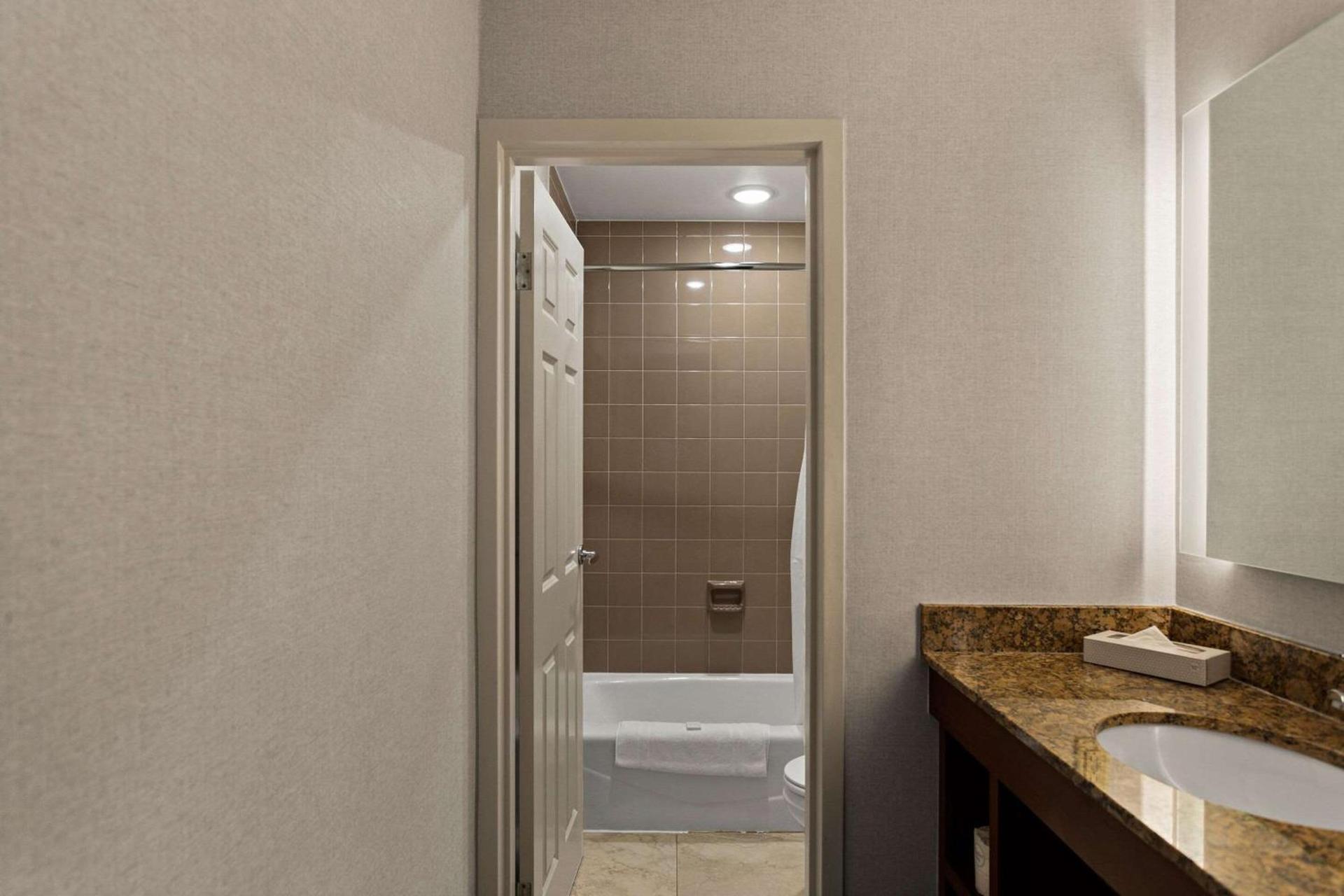 Wingate by Wyndham South Bend - Notre Dame photo 20