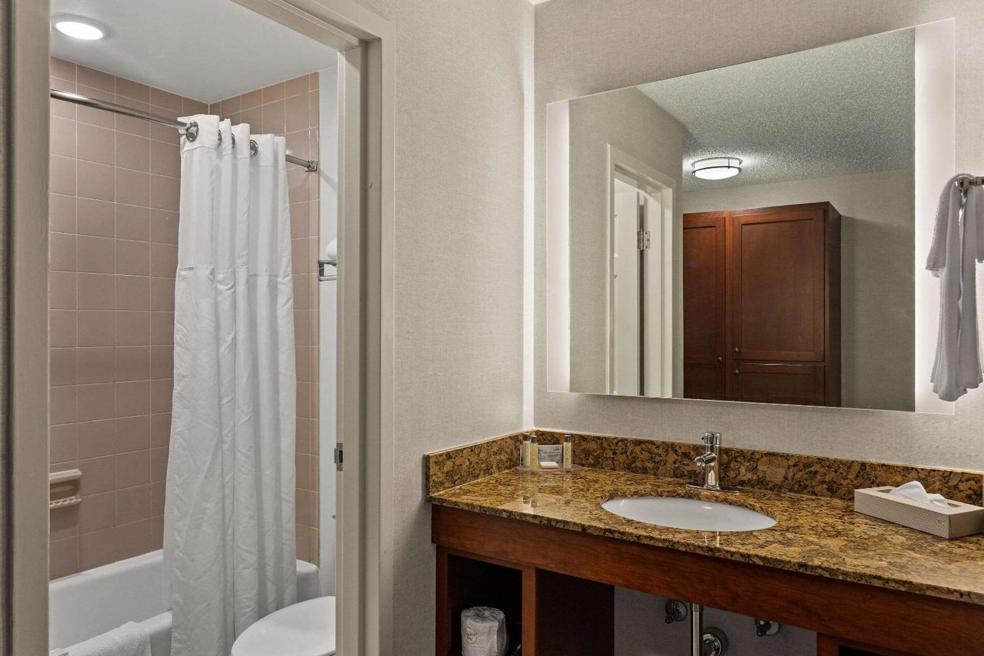 Wingate by Wyndham South Bend - Notre Dame photo 21