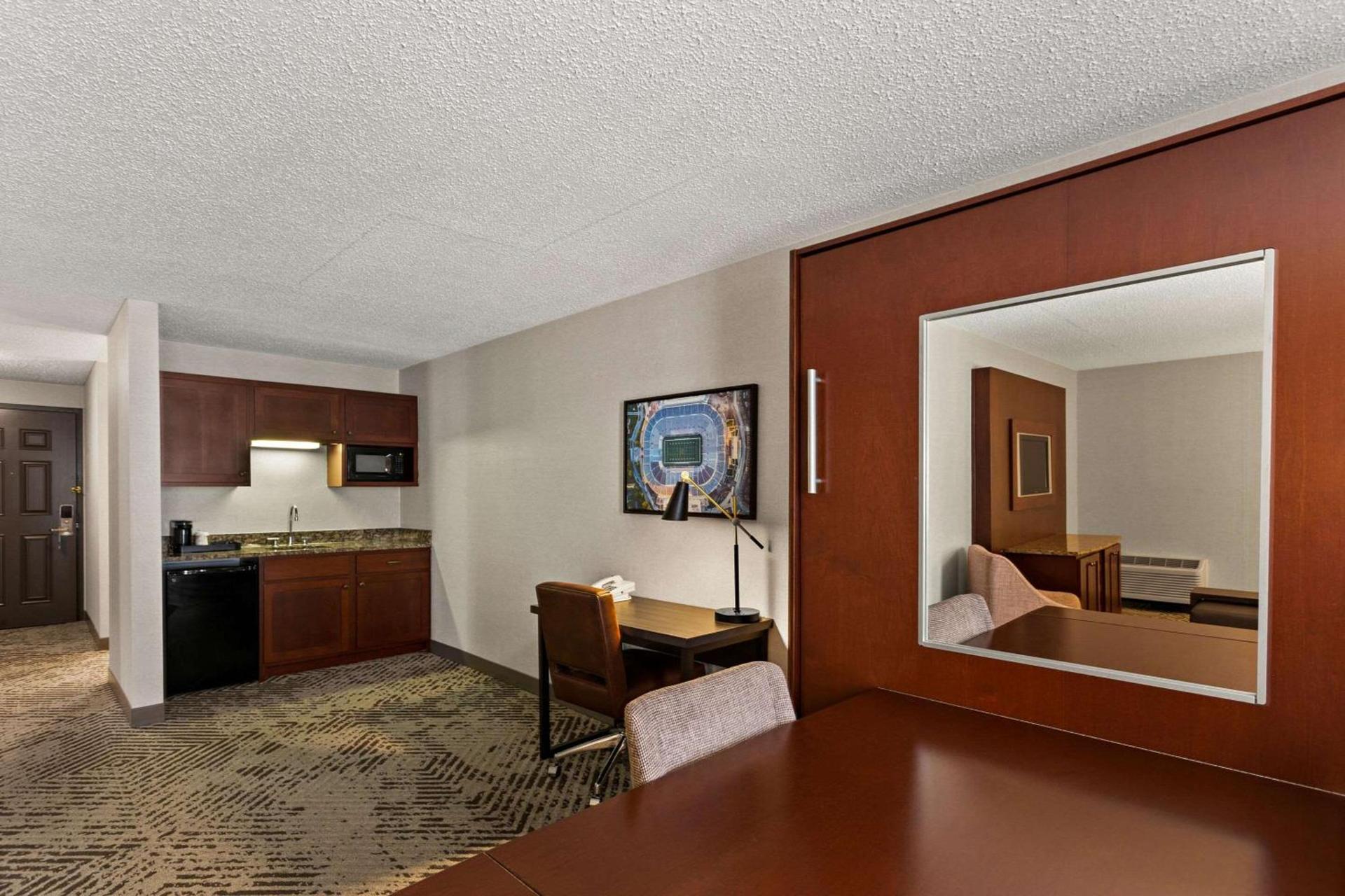 Wingate by Wyndham South Bend - Notre Dame photo 25