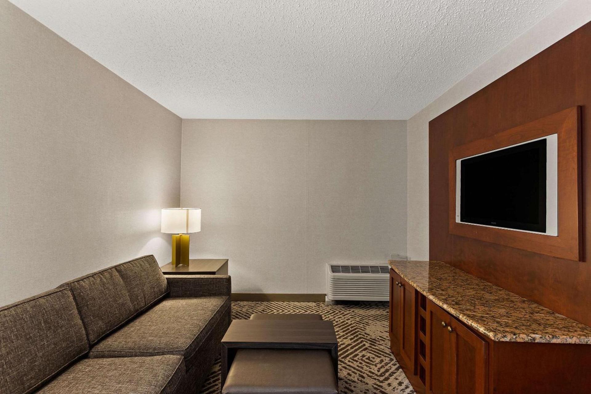 Wingate by Wyndham South Bend - Notre Dame photo 24