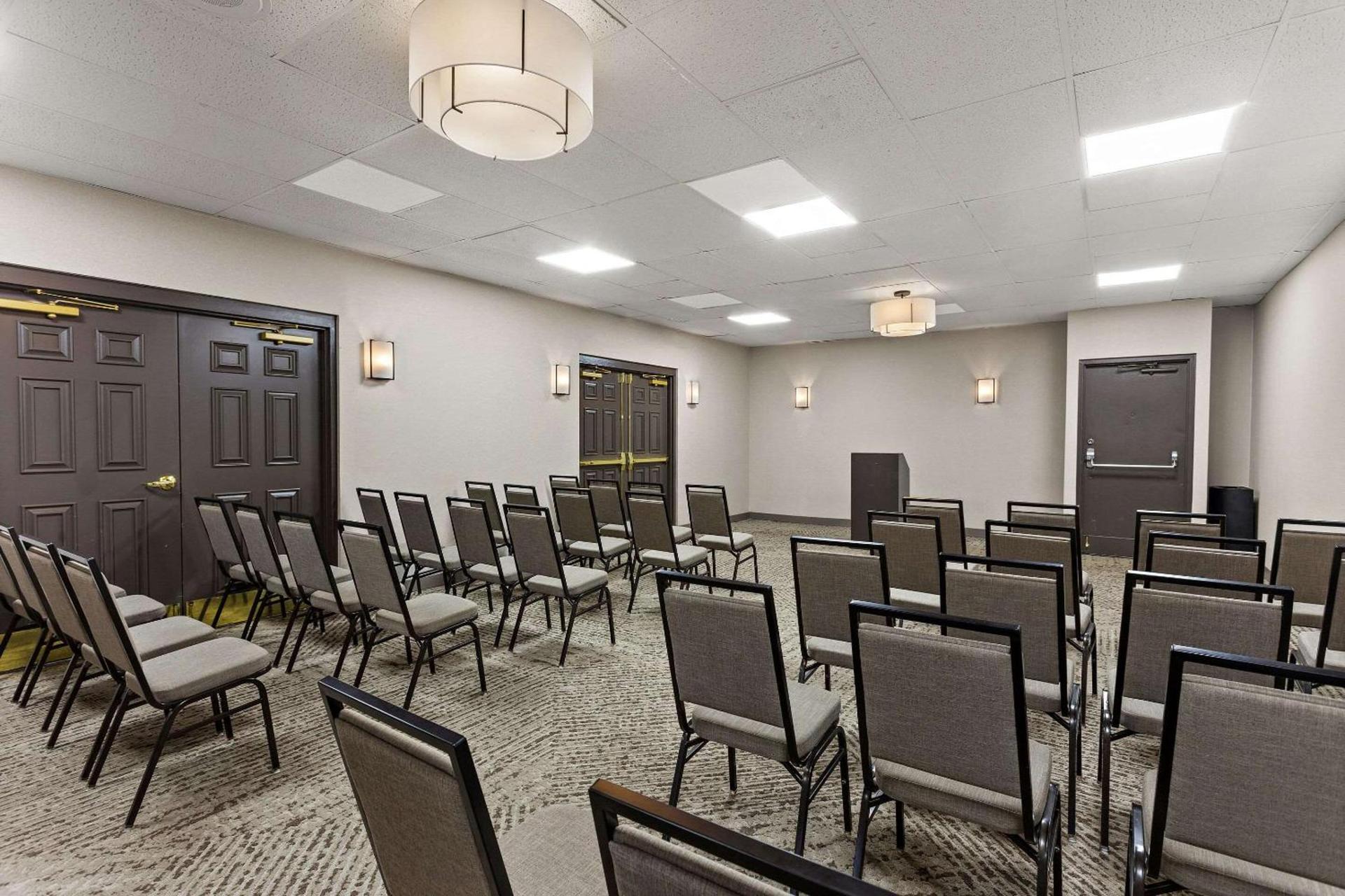 Wingate by Wyndham South Bend - Notre Dame photo 34