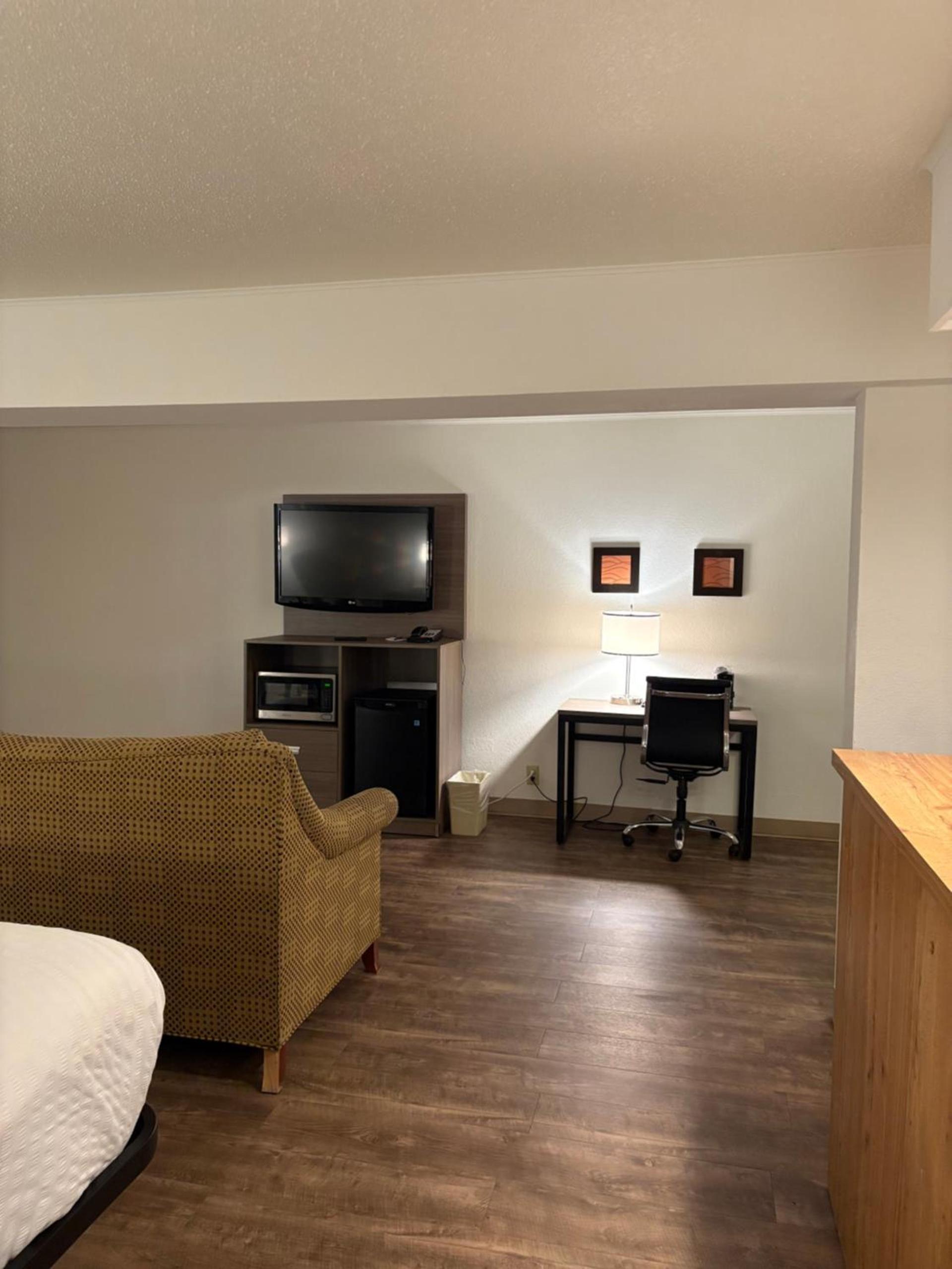 Clarion Inn and Suites Convention Center Kearney photo 29