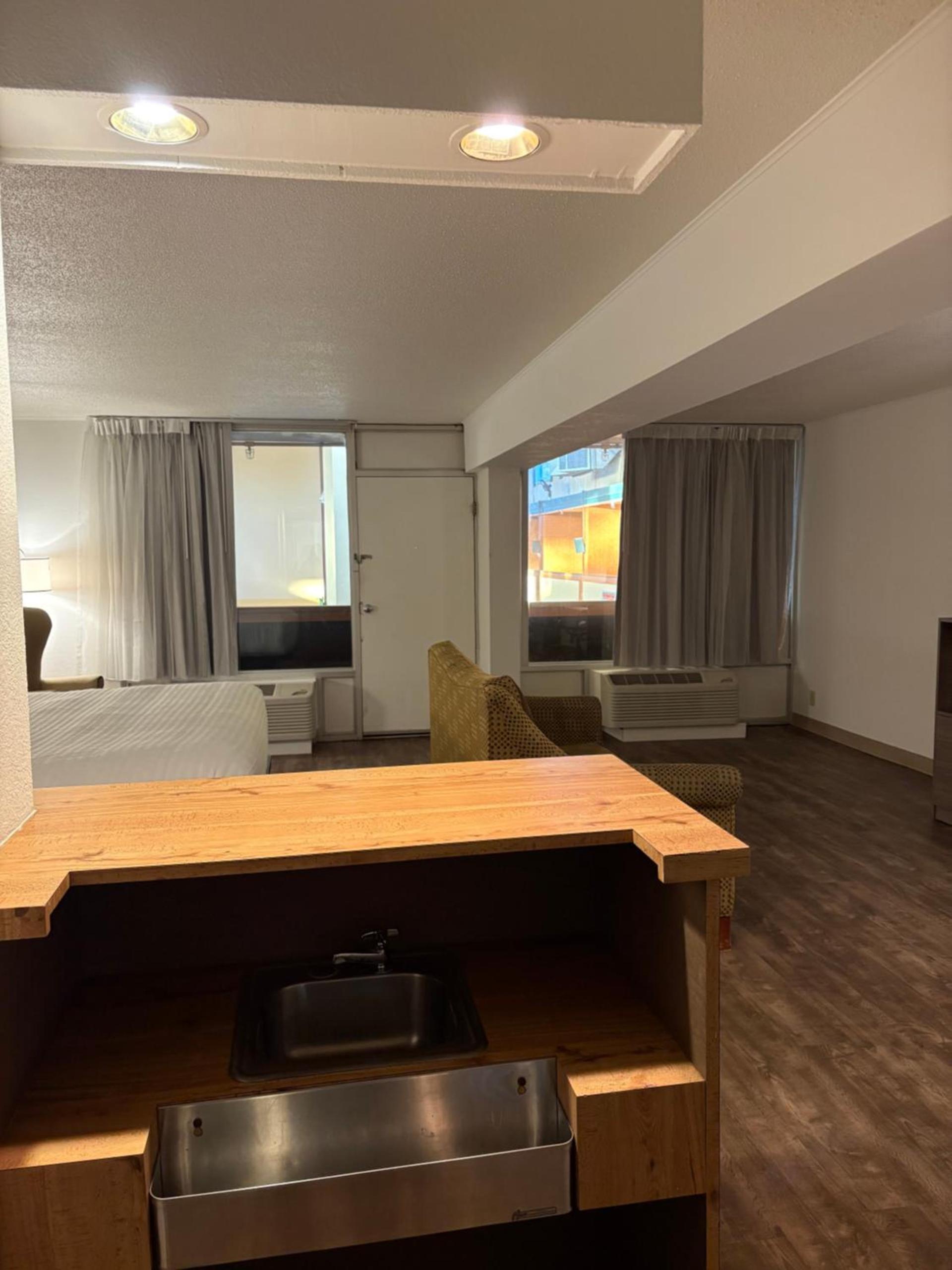 Clarion Inn and Suites Convention Center Kearney photo 28