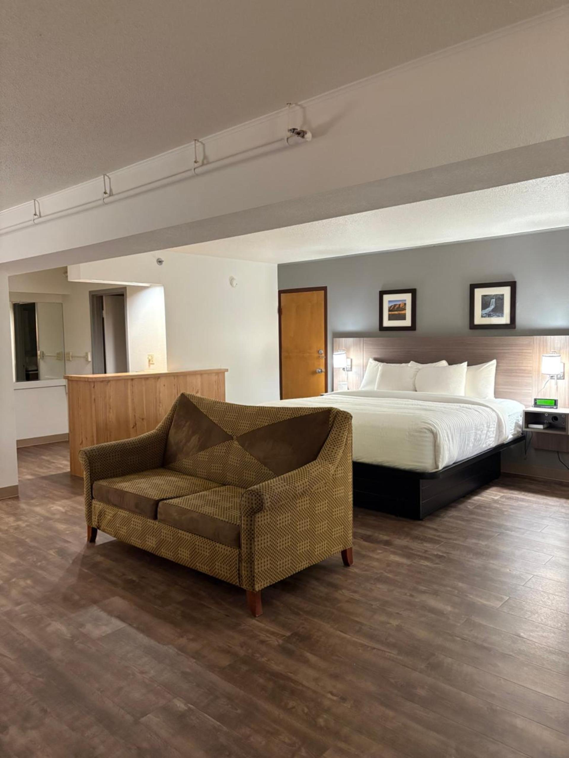Clarion Inn and Suites Convention Center Kearney photo 30