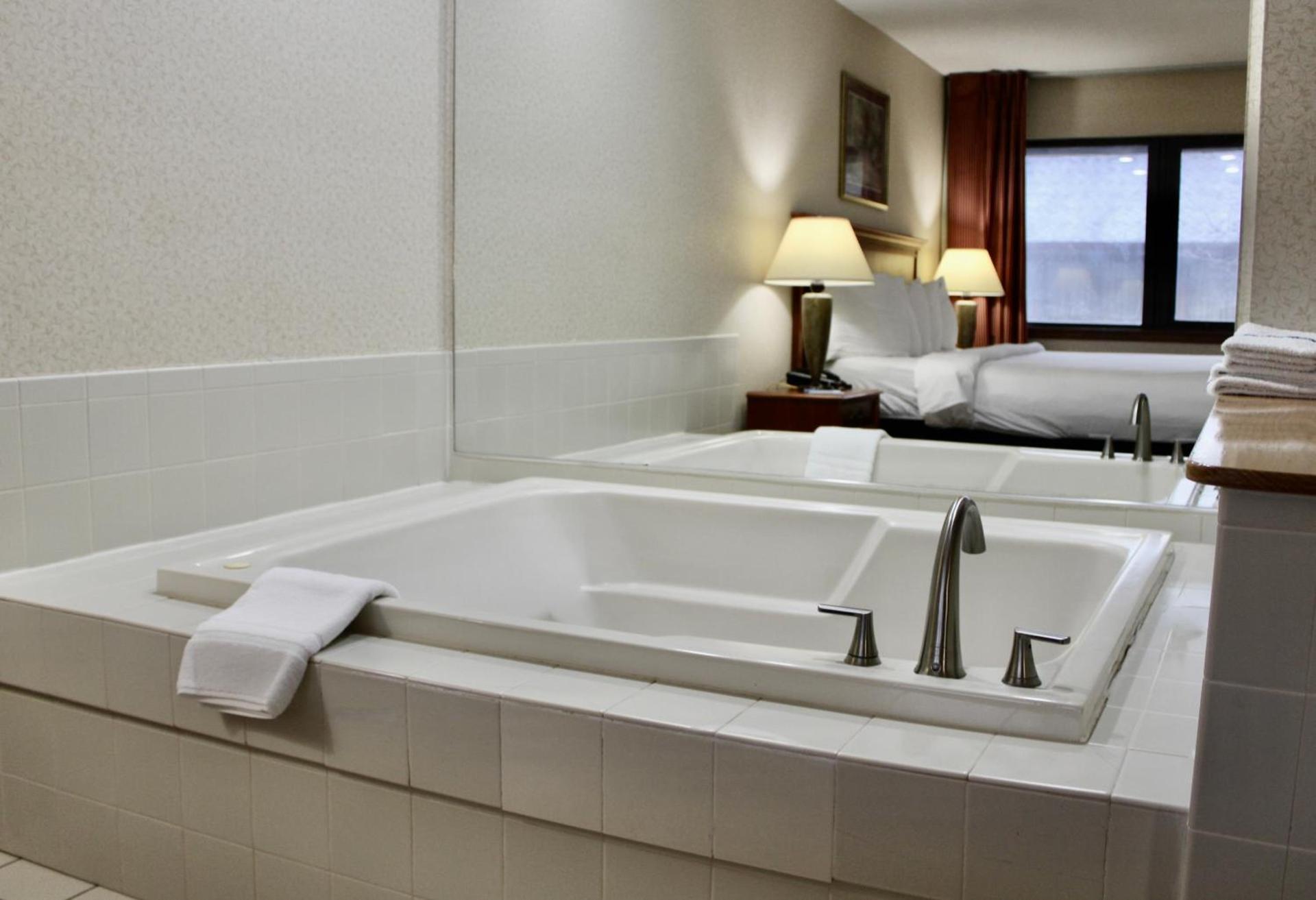 Carlton Lodge Hotel and Suites photo 20