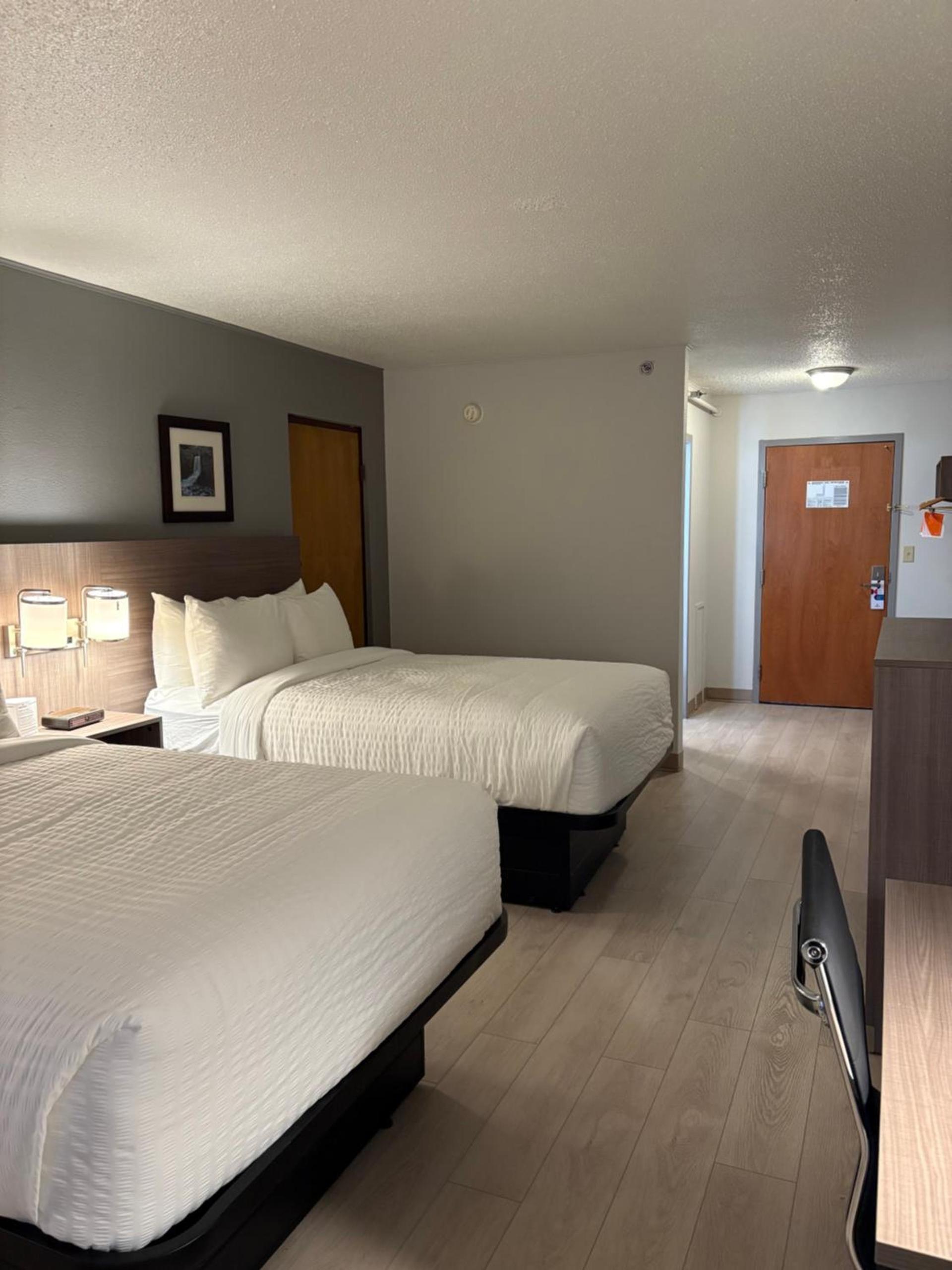 Clarion Inn and Suites Convention Center Kearney photo 40