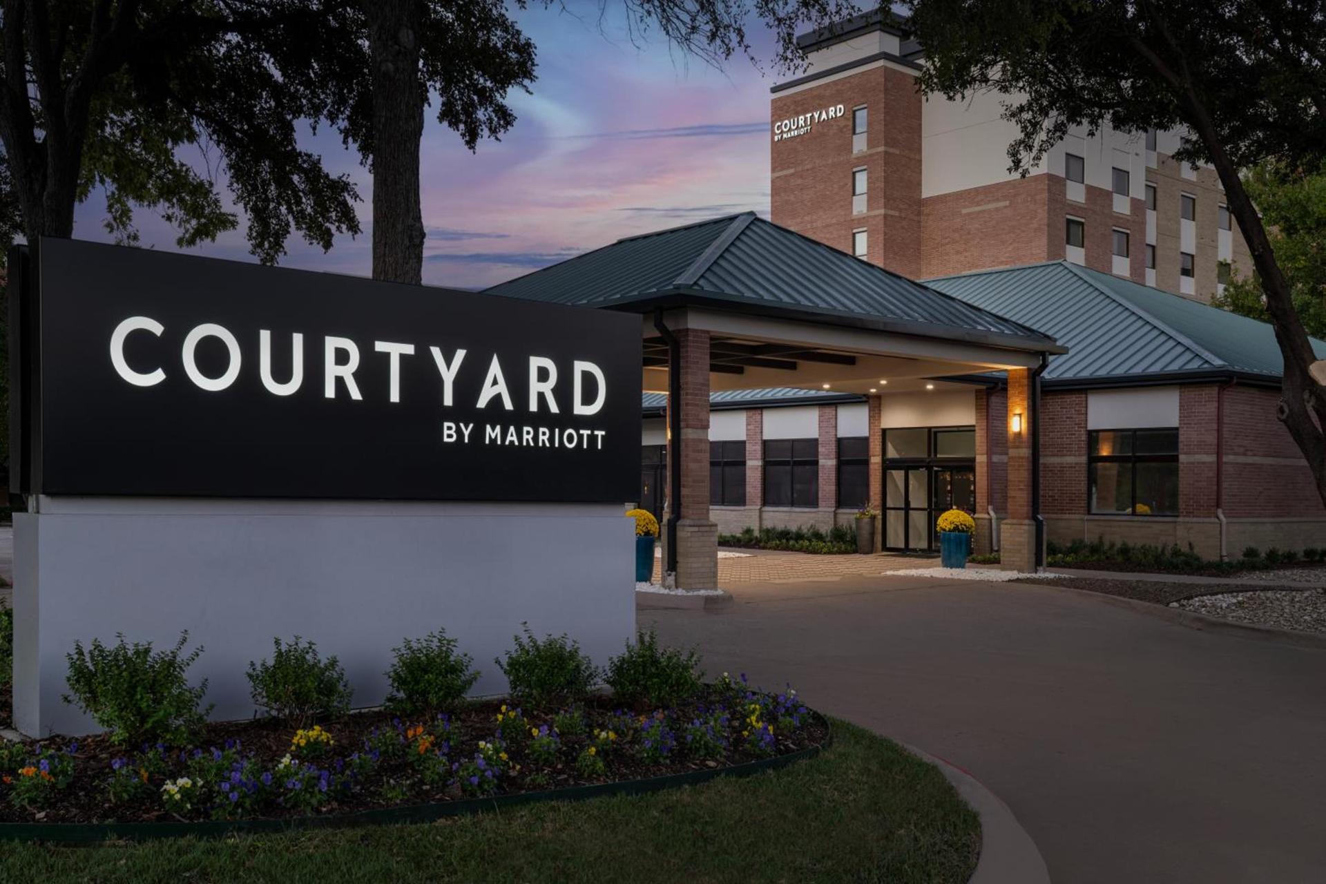 Courtyard Dallas Addison Quorum Drive photo 2