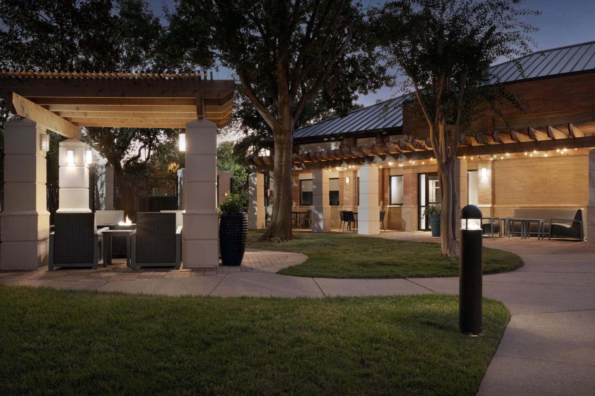 Courtyard Dallas Addison Quorum Drive photo 4