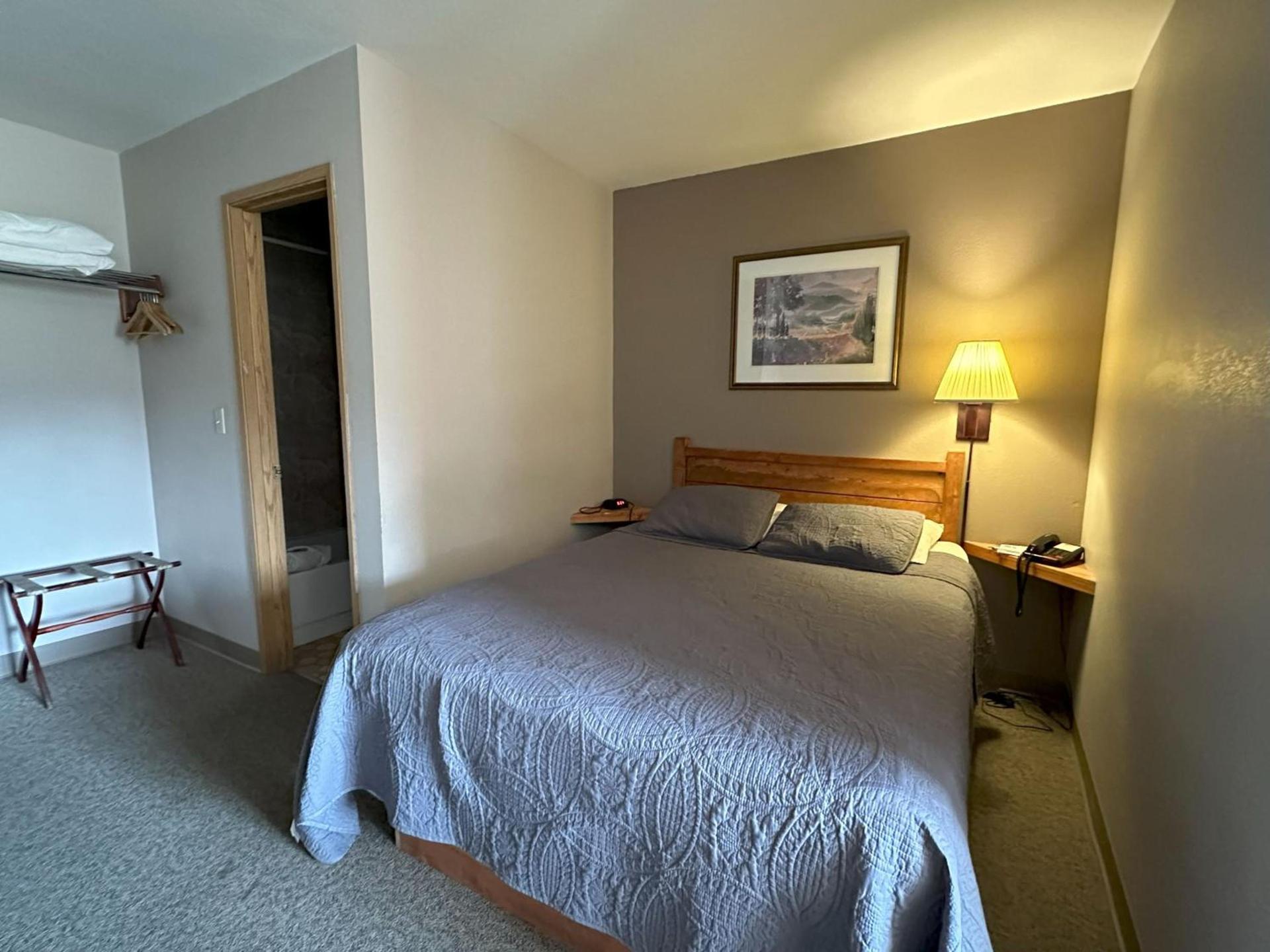 Timber Lodge Inn photo 8