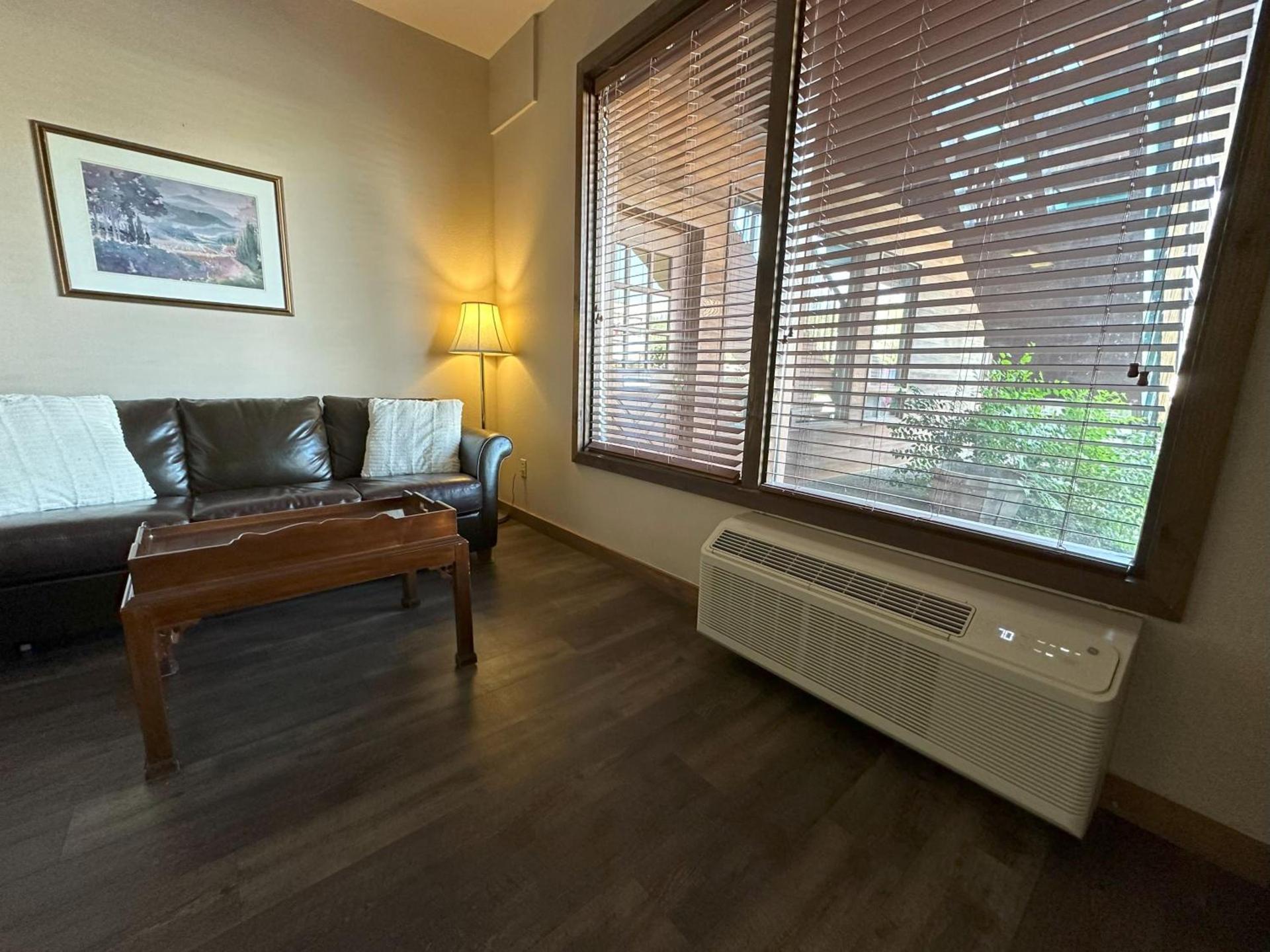 Timber Lodge Inn photo 7