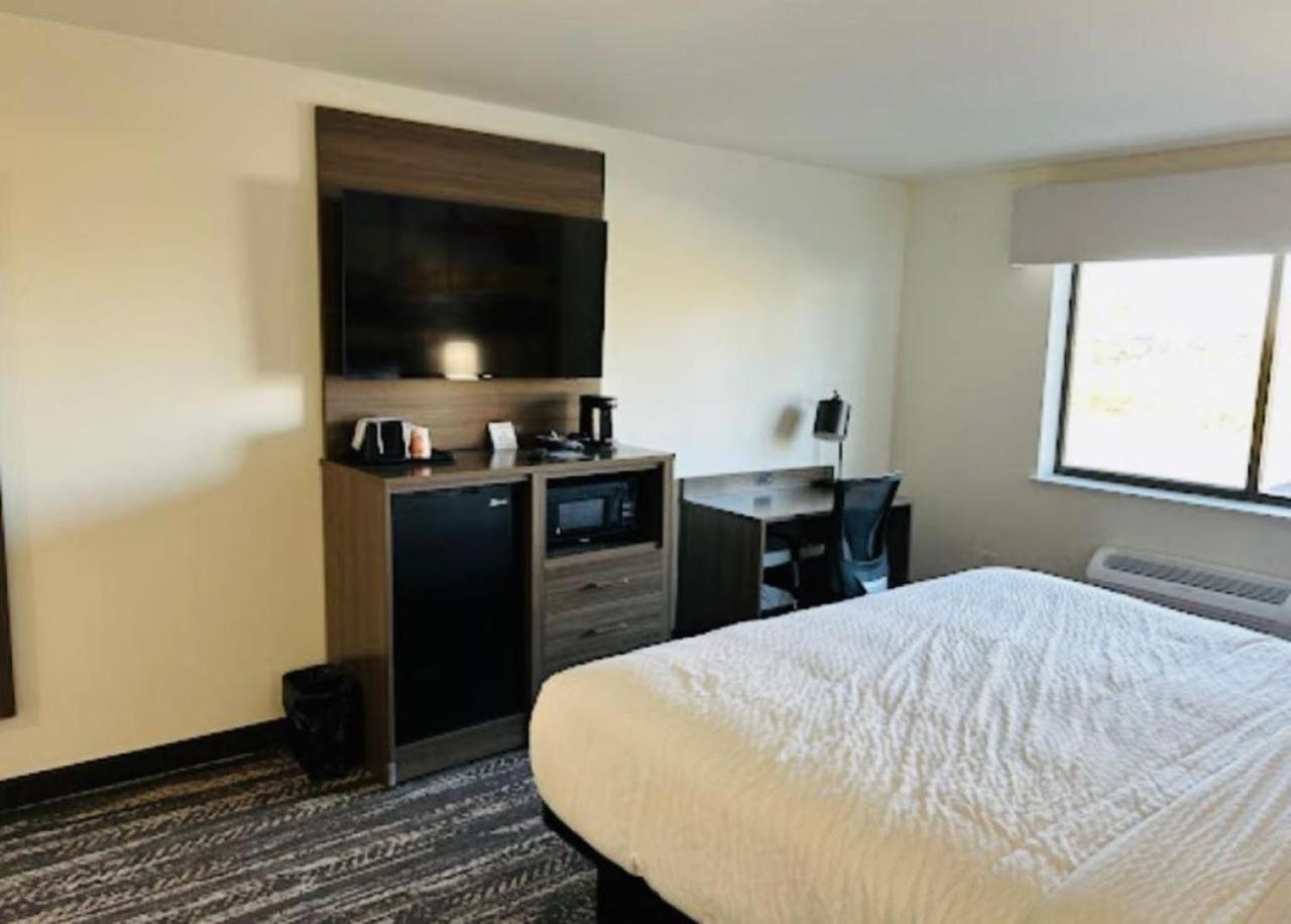 Clarion Pointe Milwaukee Airport photo 60