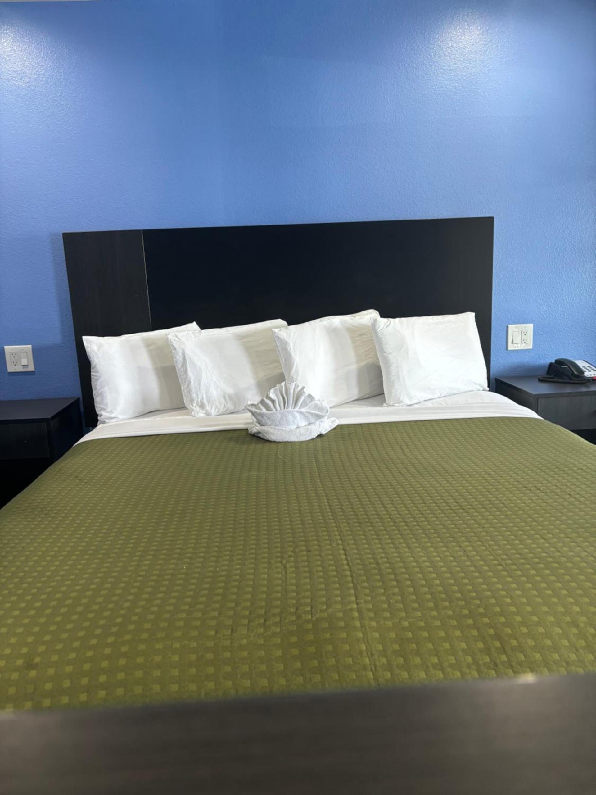 The Monterey Fireplace Inn photo 19