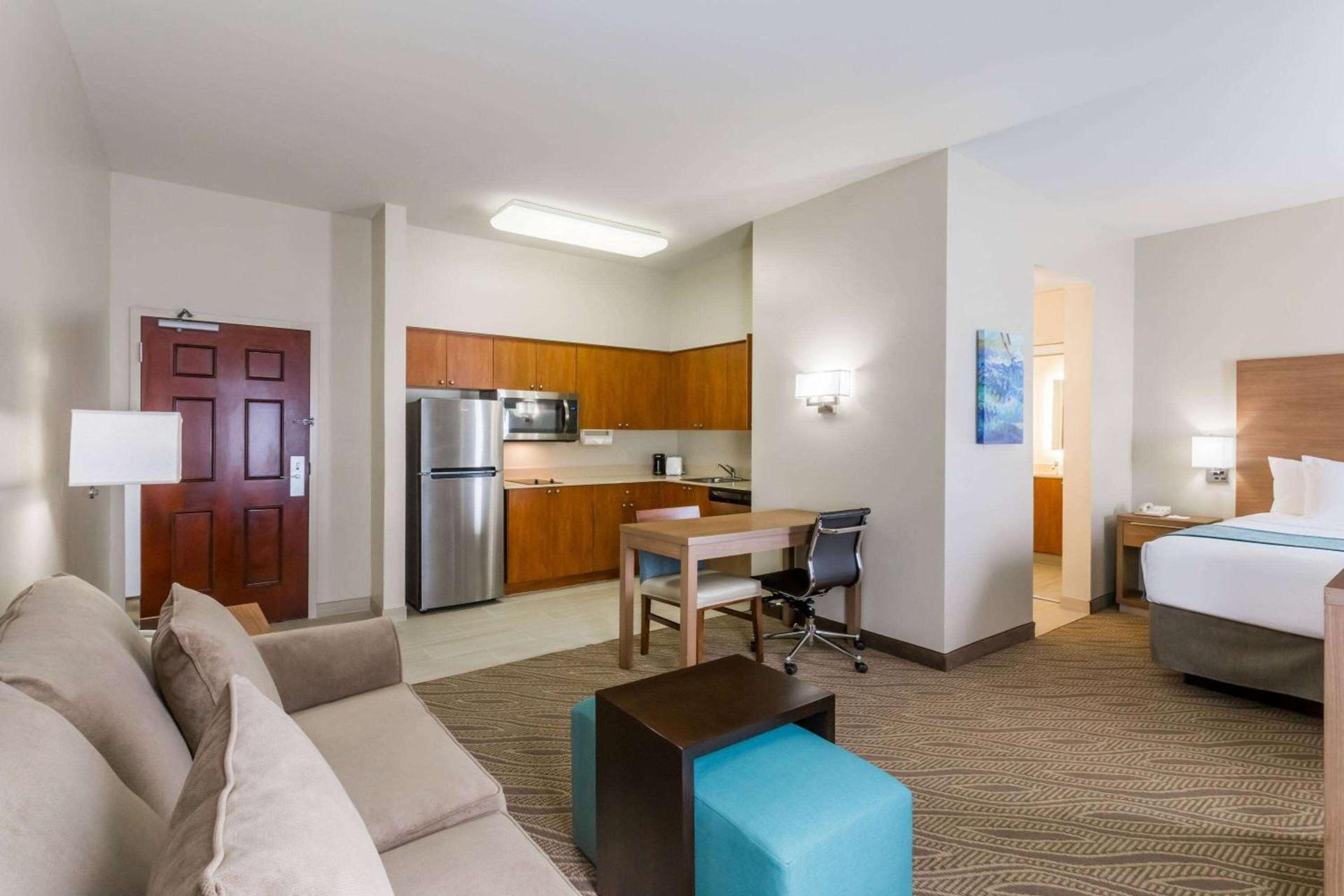 Hawthorn Extended Stay by Wyndham Naples photo 9