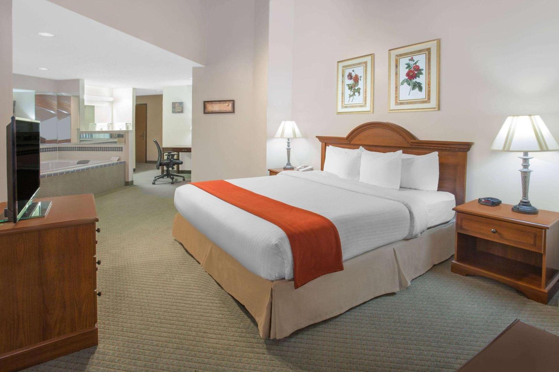 Baymont by Wyndham Freeport photo 7