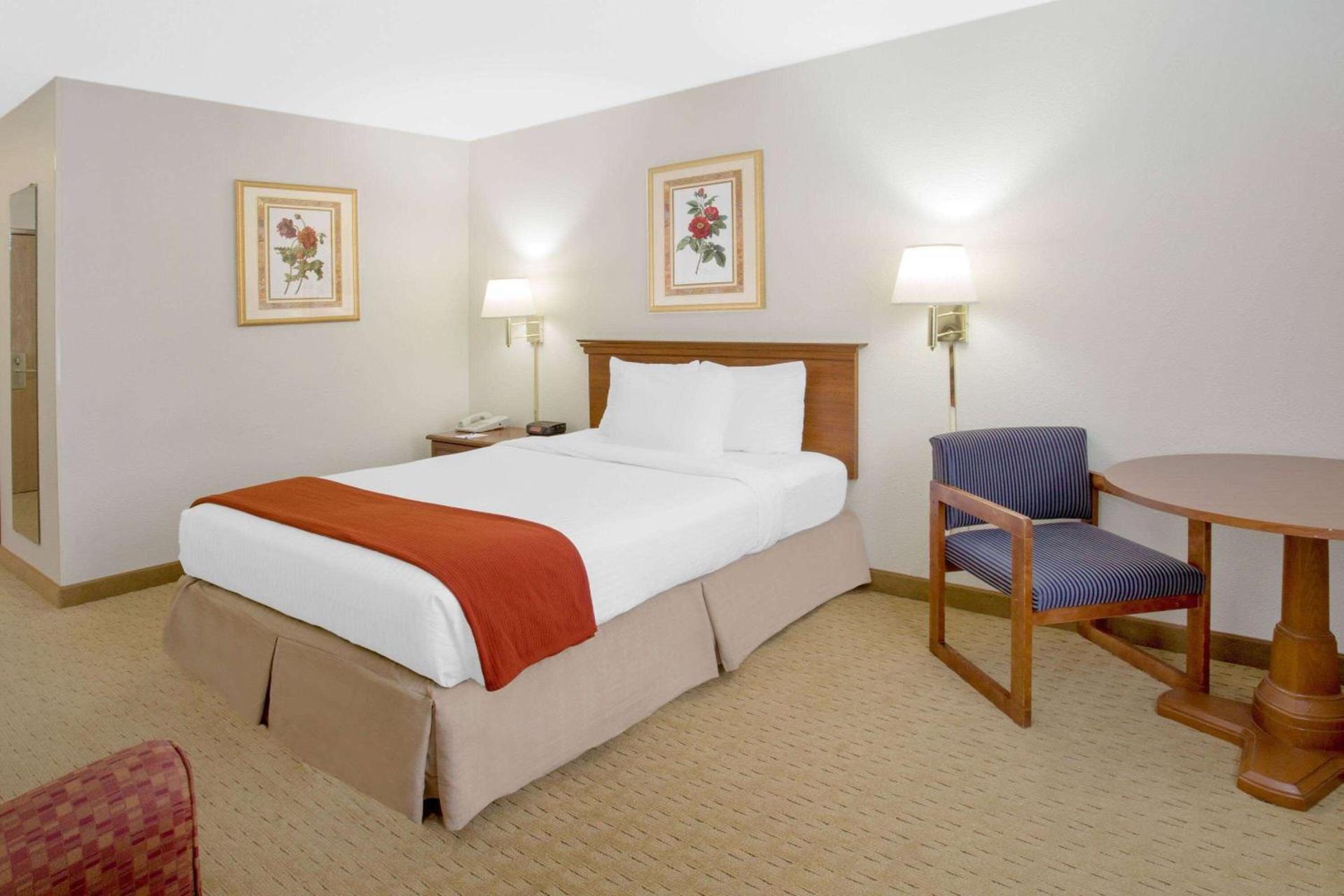 Baymont by Wyndham Freeport photo 6