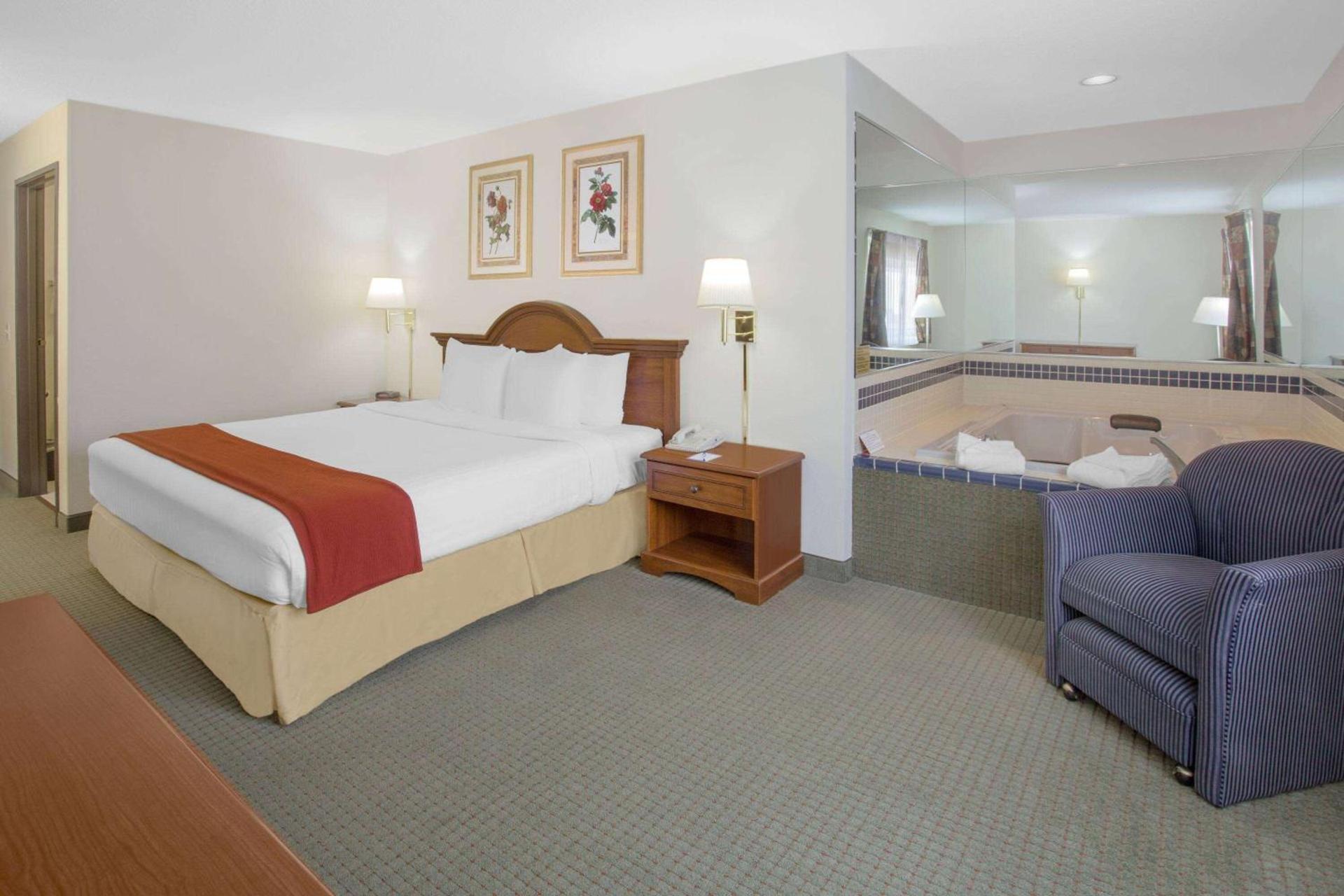 Baymont by Wyndham Freeport photo 10