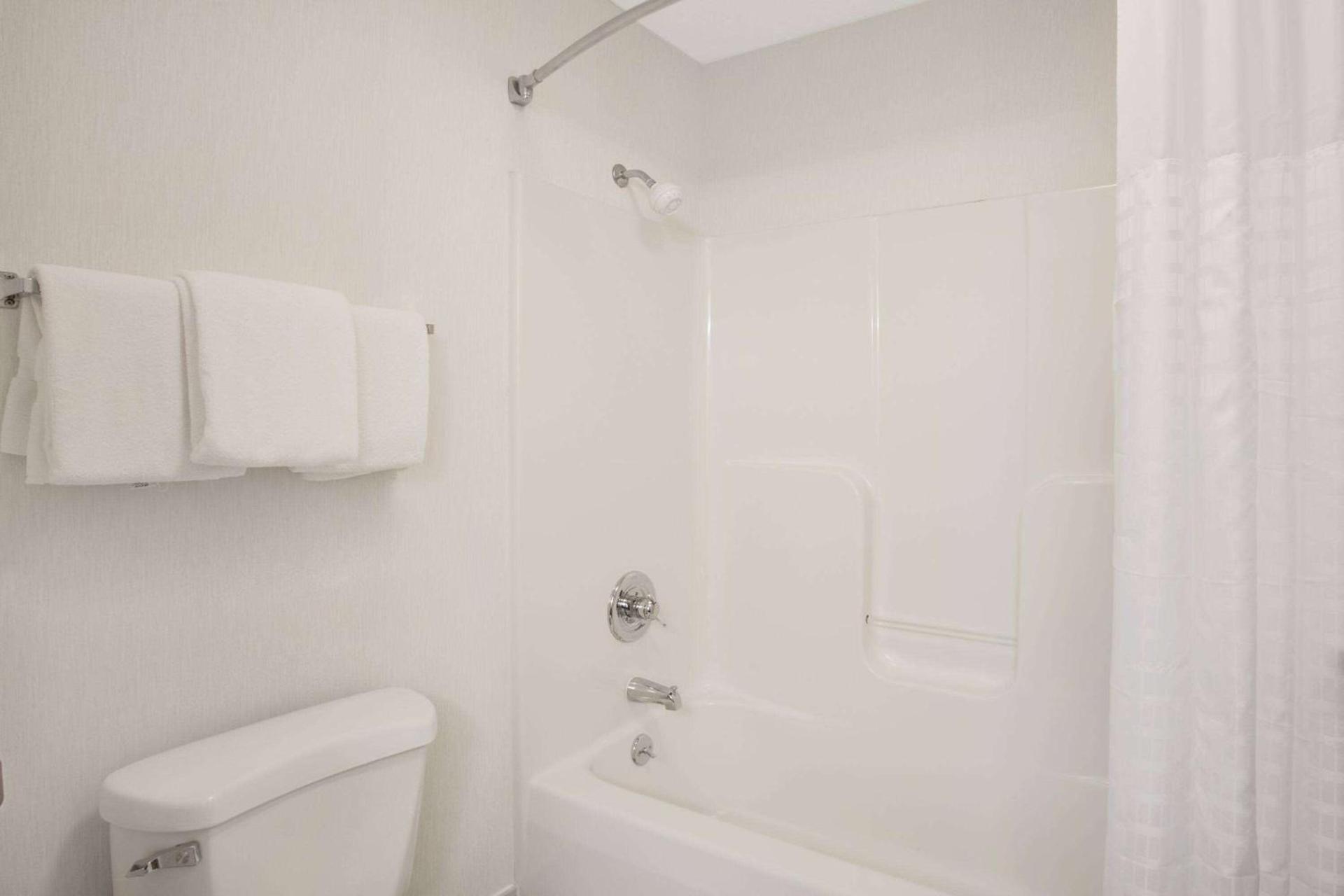 Baymont by Wyndham Freeport photo 5