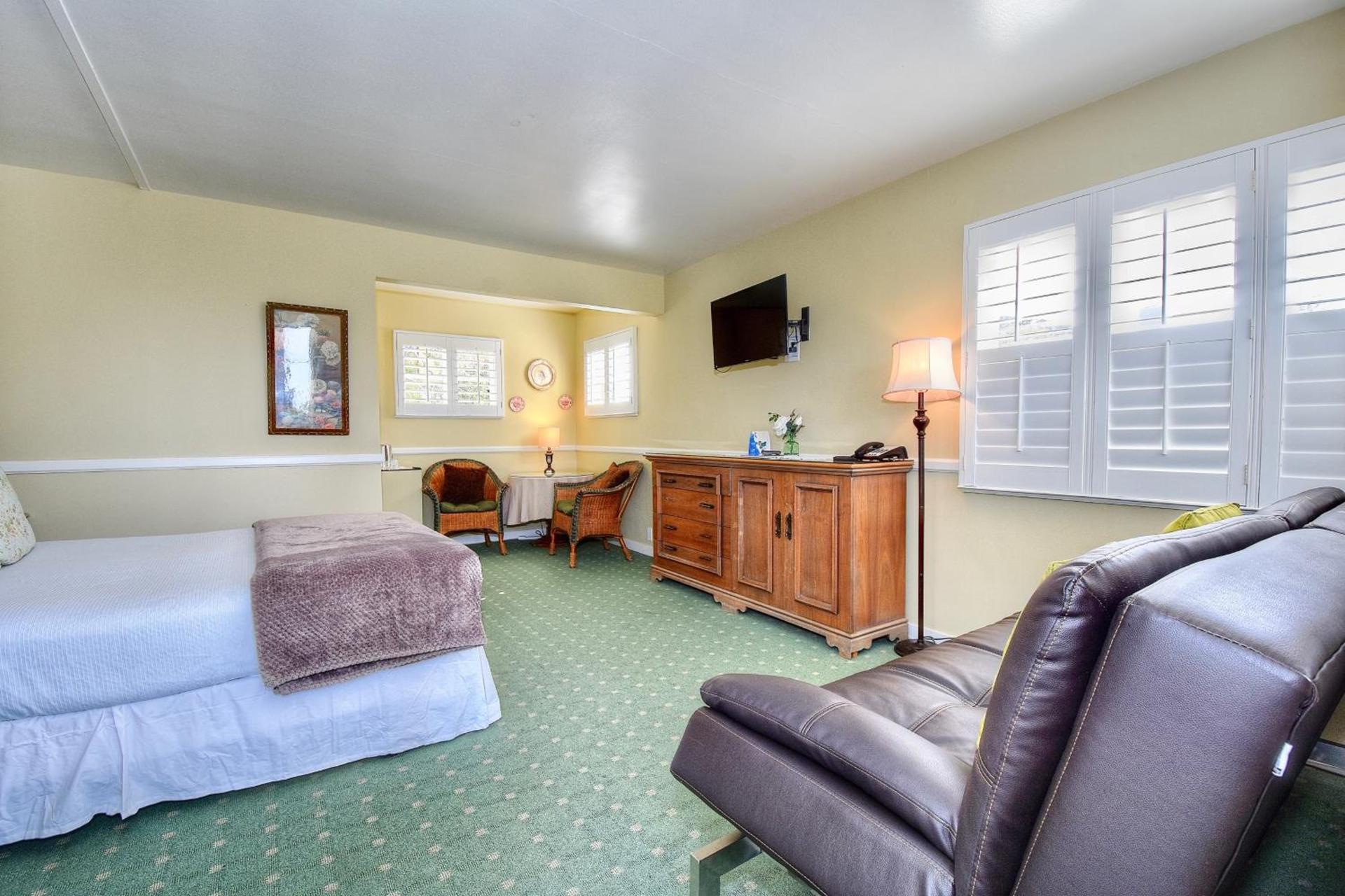 Carmel Green Lantern Inn photo 19