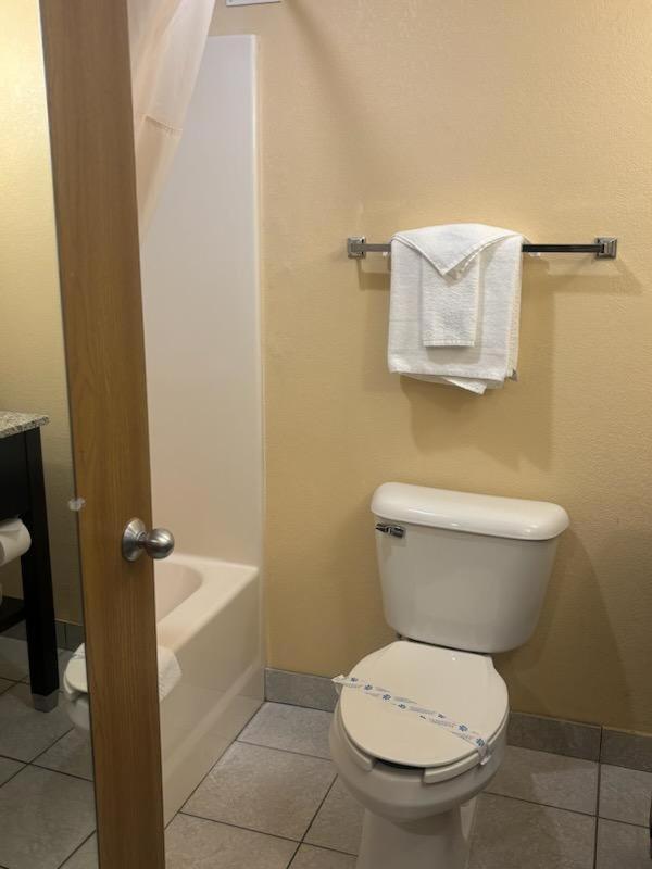 Quality Inn & Suites Bellville - Mansfield photo 11