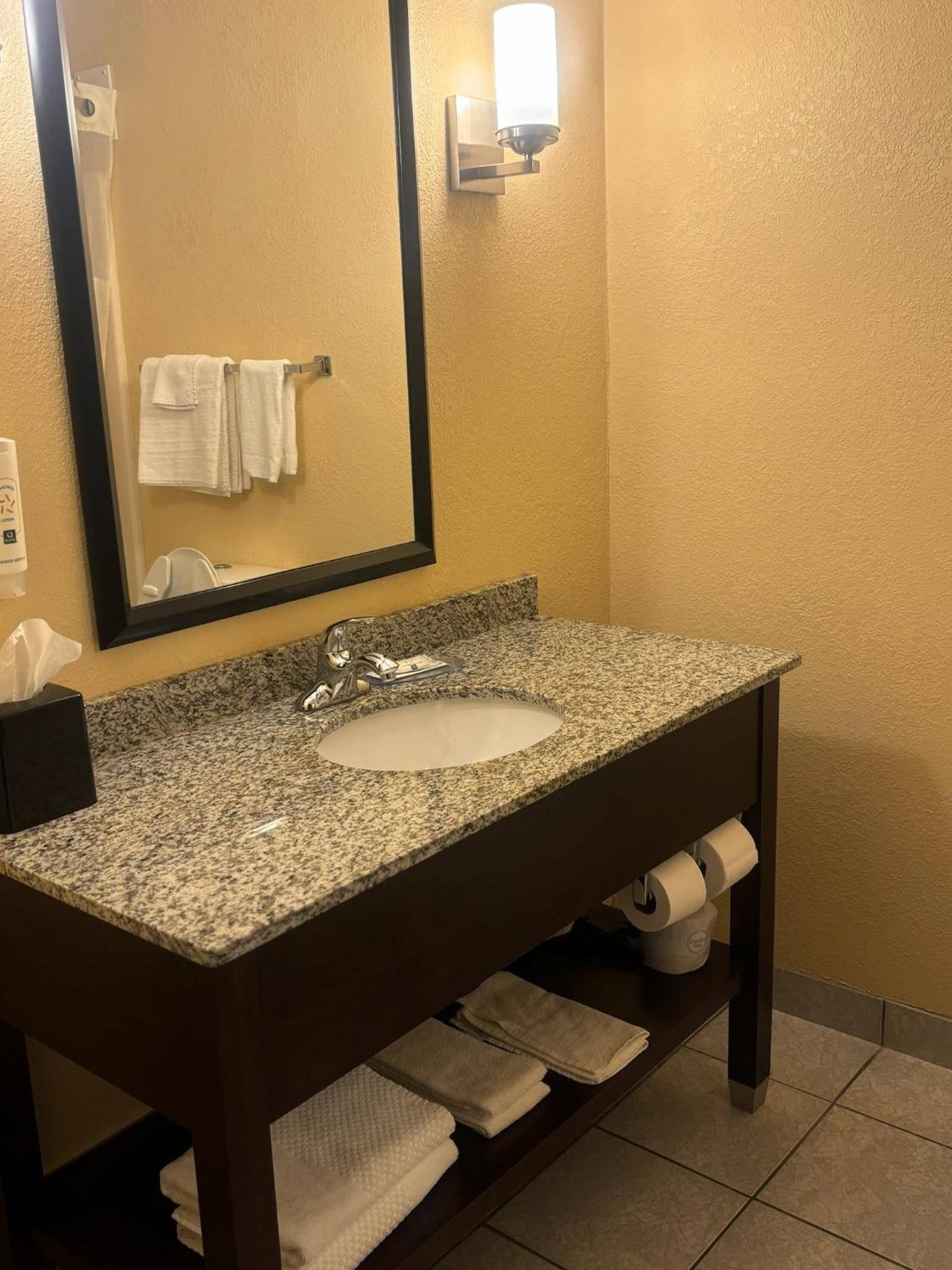 Quality Inn & Suites Bellville - Mansfield photo 31