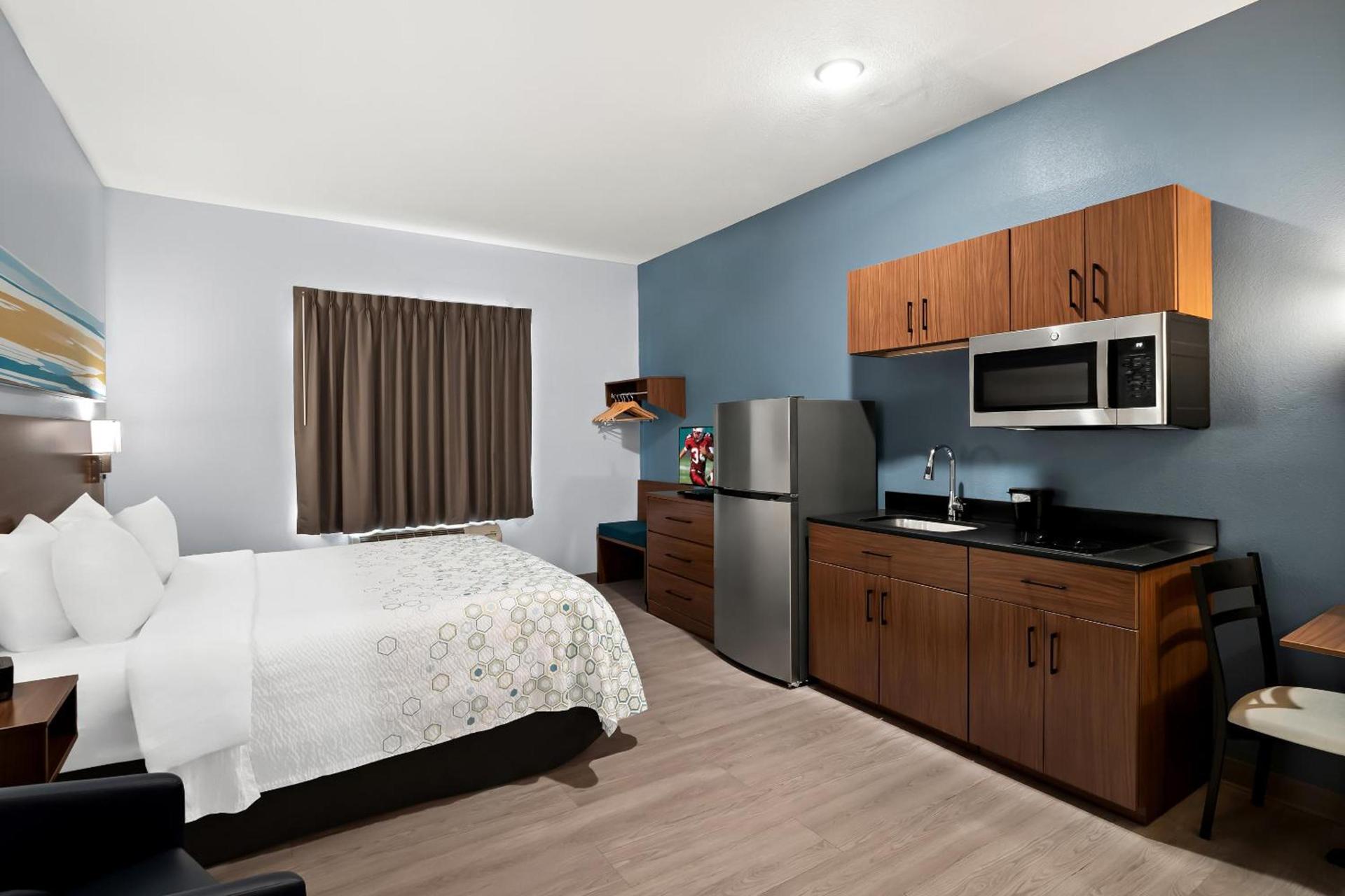 HomeTowne Studios by Red Roof East Lansing - Okemos photo 29